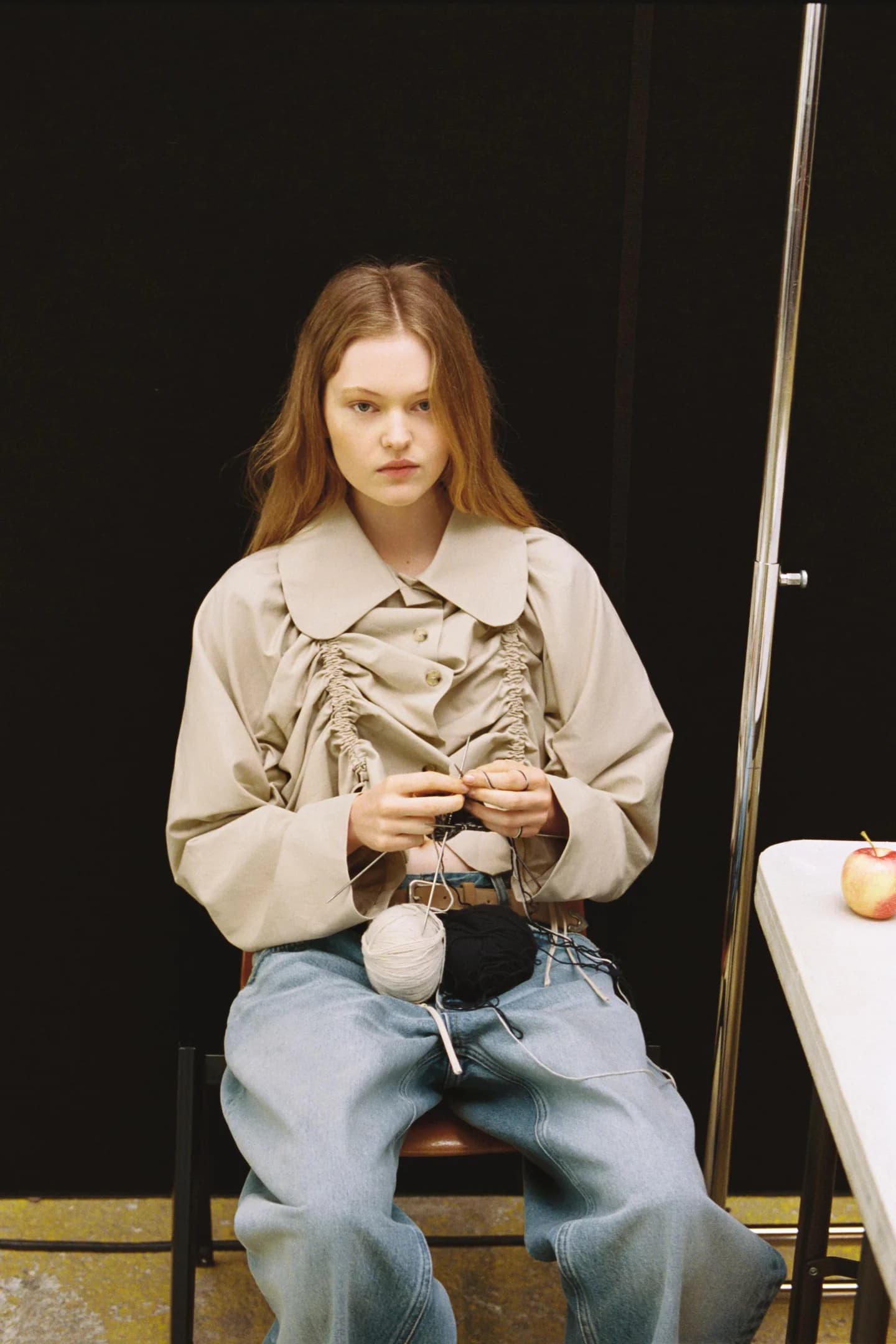 КОРОТКОЕ ПАЛЬТО ИЗ ГАБАРДИНА С РЕБОЧКАМИ - фото 2