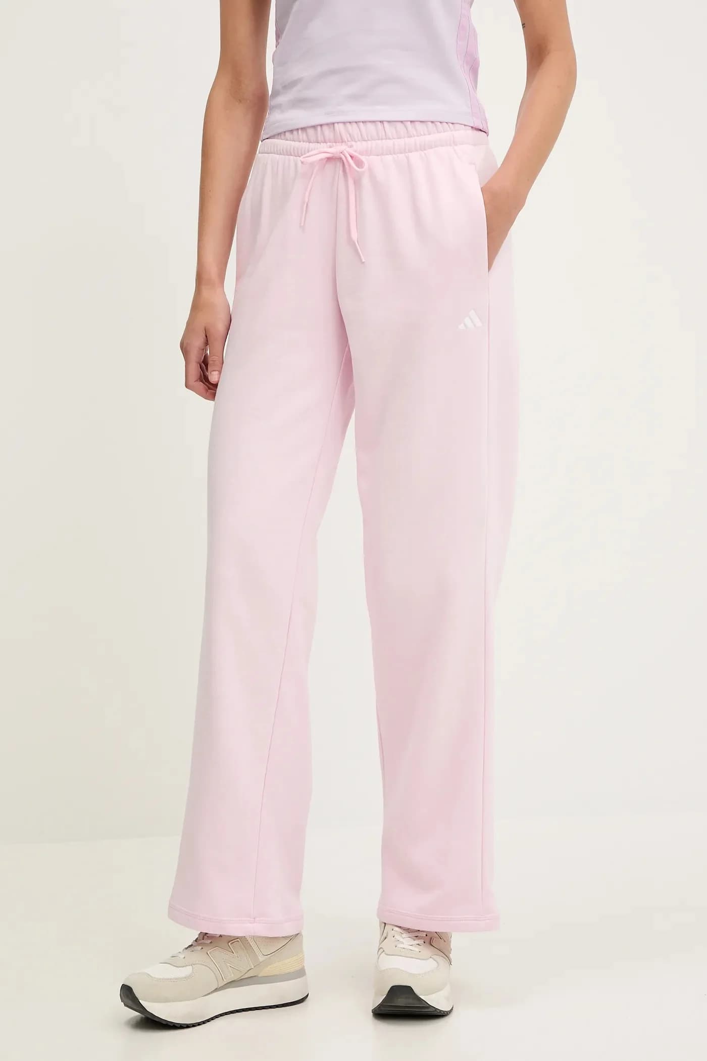 Уютные спортивные штаны с небольшим логотипом Essentials