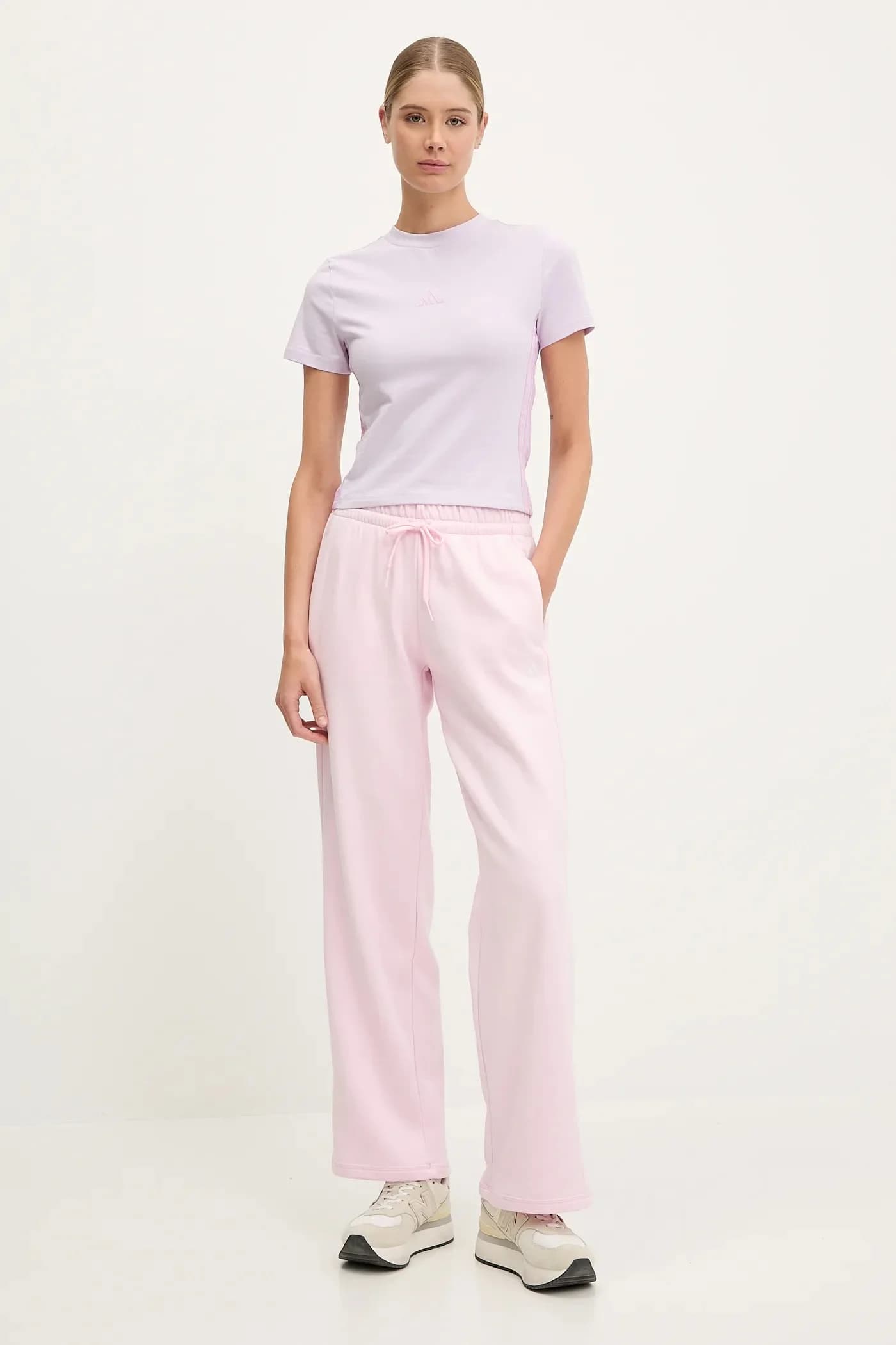 Уютные спортивные штаны с небольшим логотипом Essentials - фото 2