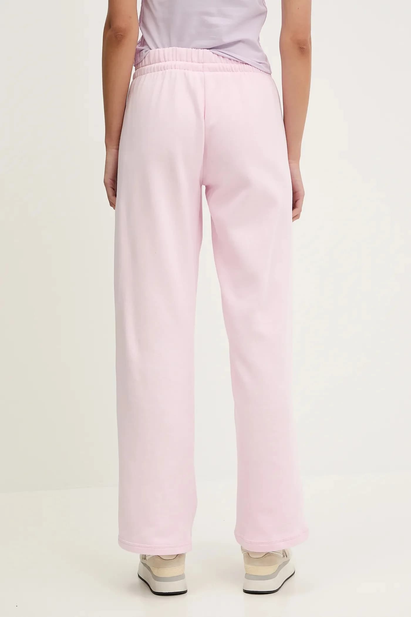 Уютные спортивные штаны с небольшим логотипом Essentials - фото 3