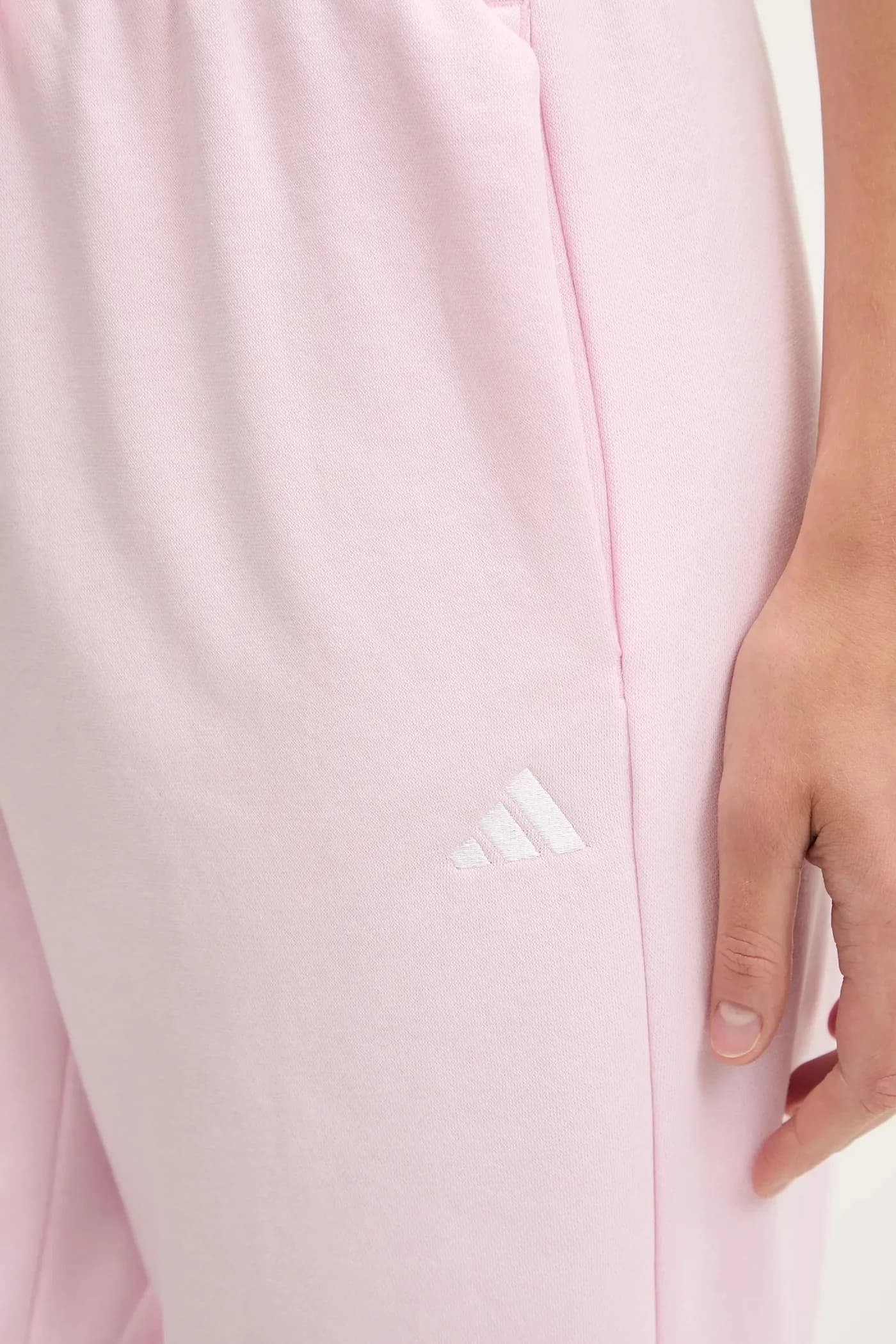 Уютные спортивные штаны с небольшим логотипом Essentials - фото 4