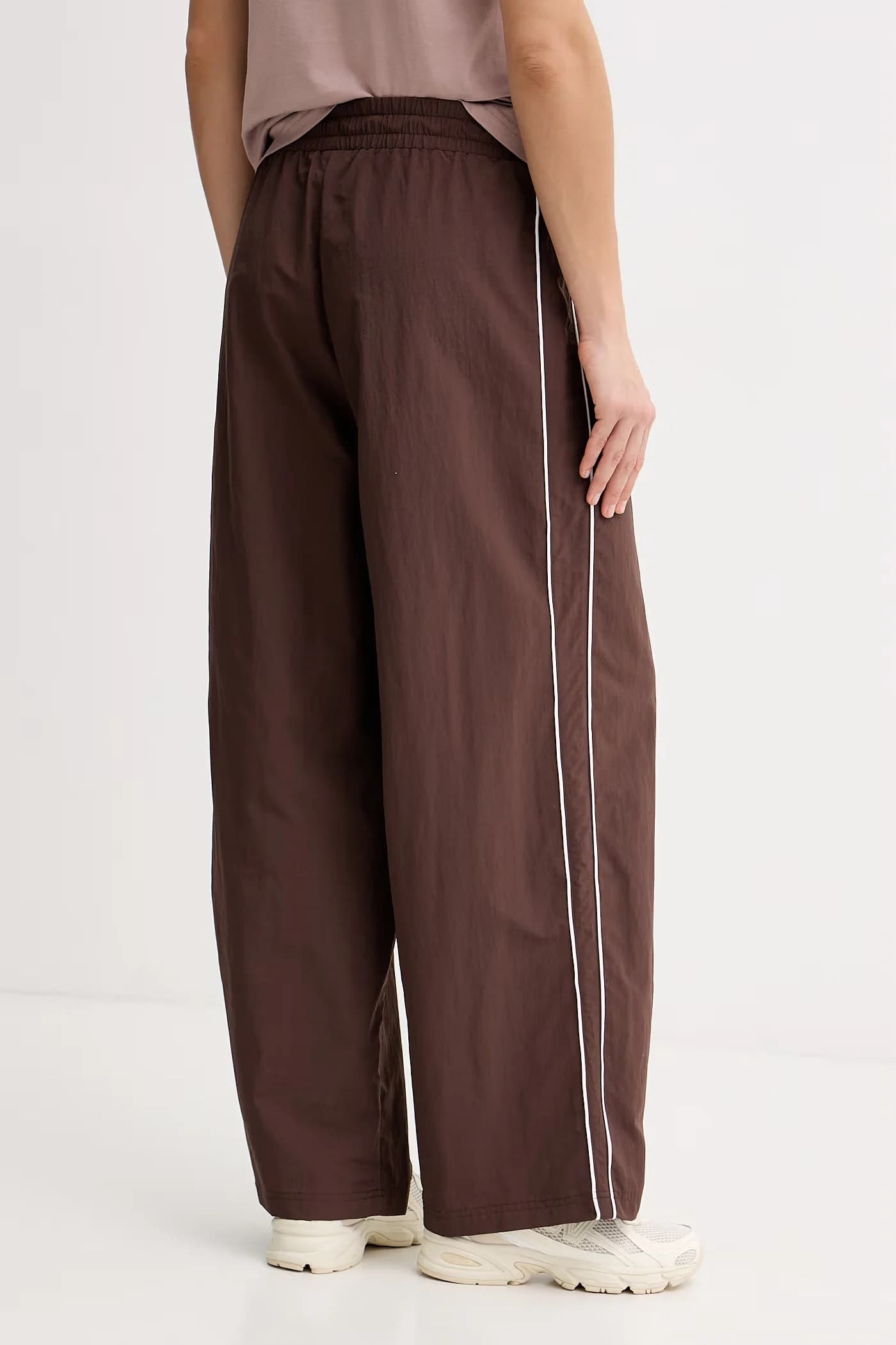 Свободные спортивные брюки из тканого материала с окантовкой - фото 3