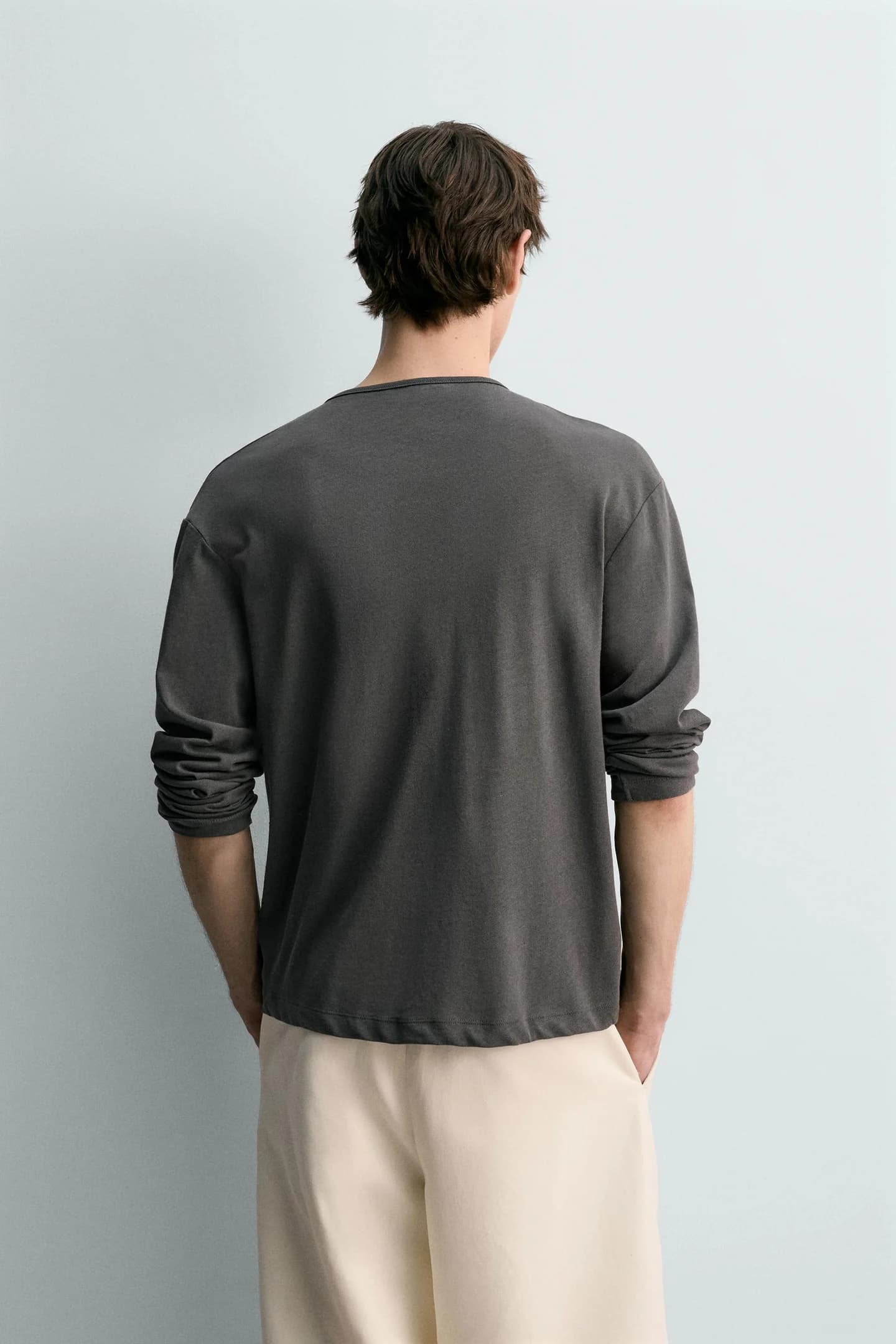 ФУТБОЛКА HENLEY ИЗ ЛЬНА И ХЛОПКА С ШЕИ, ОГРАНИЧЕННАЯ ВЫПУСКА - фото 2