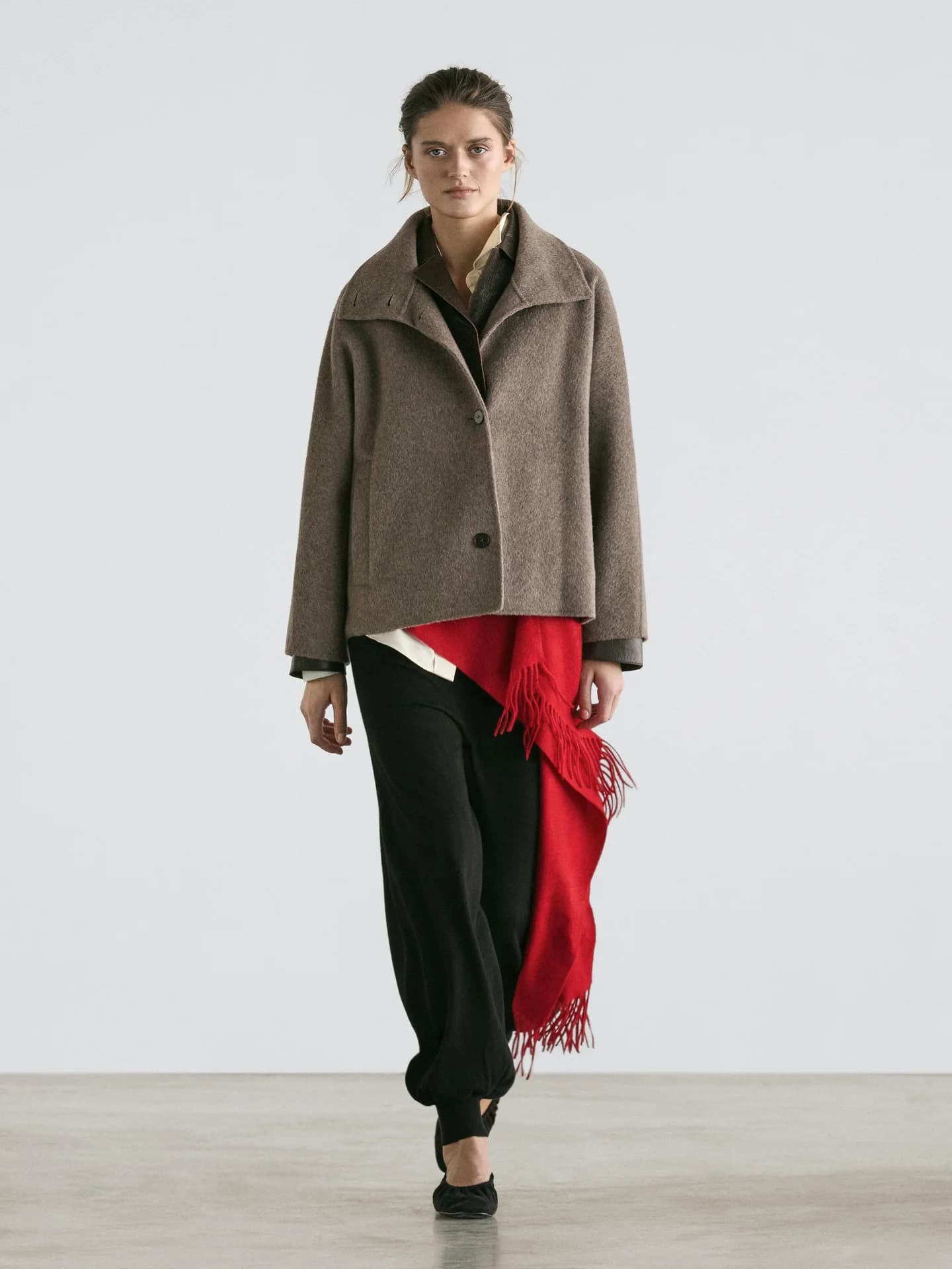 Пальто средней длины из смесовой шерсти с высоким воротником. - фото 10