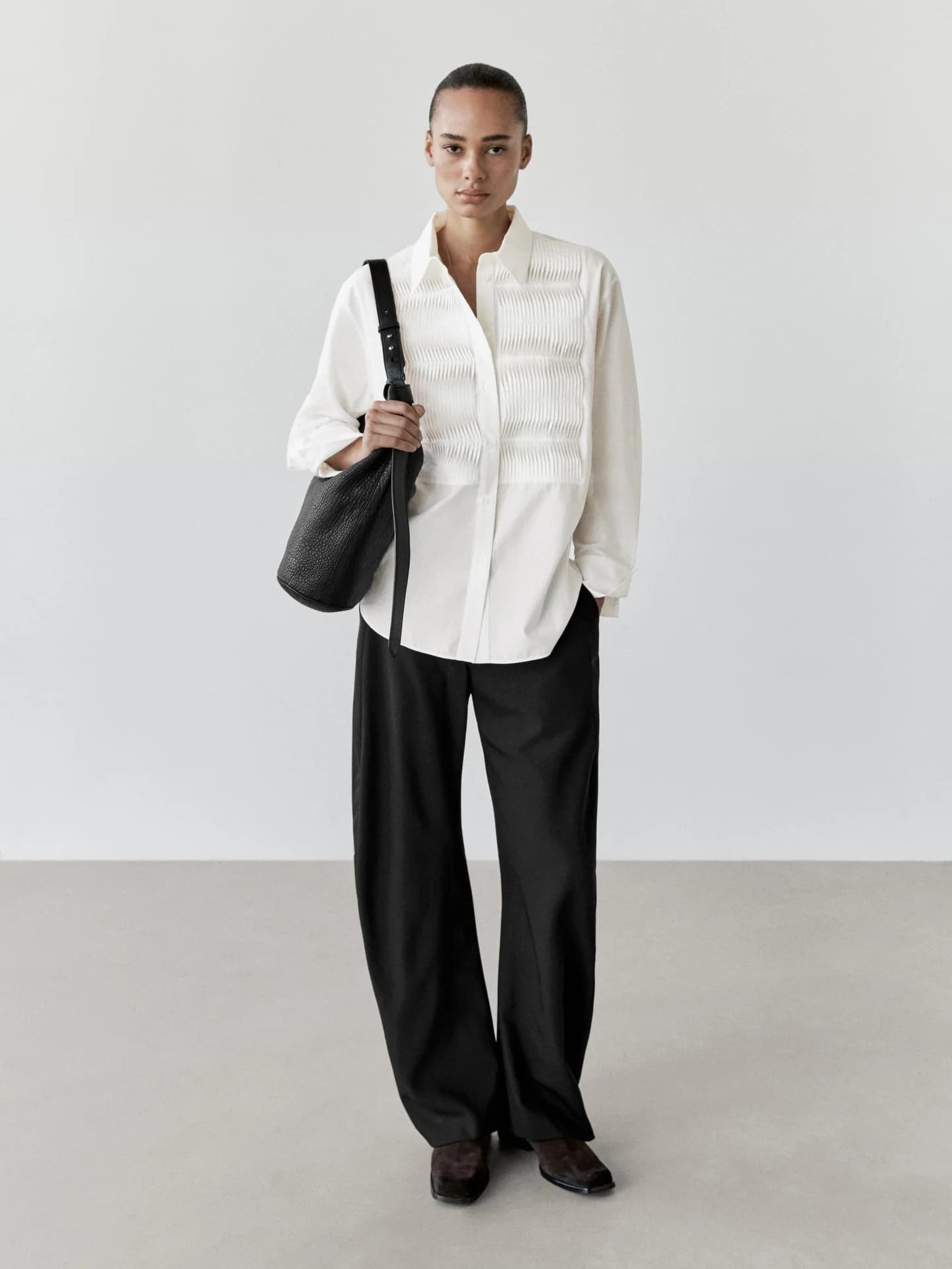 Рубашка из 100% хлопка с декоративной кокеткой.