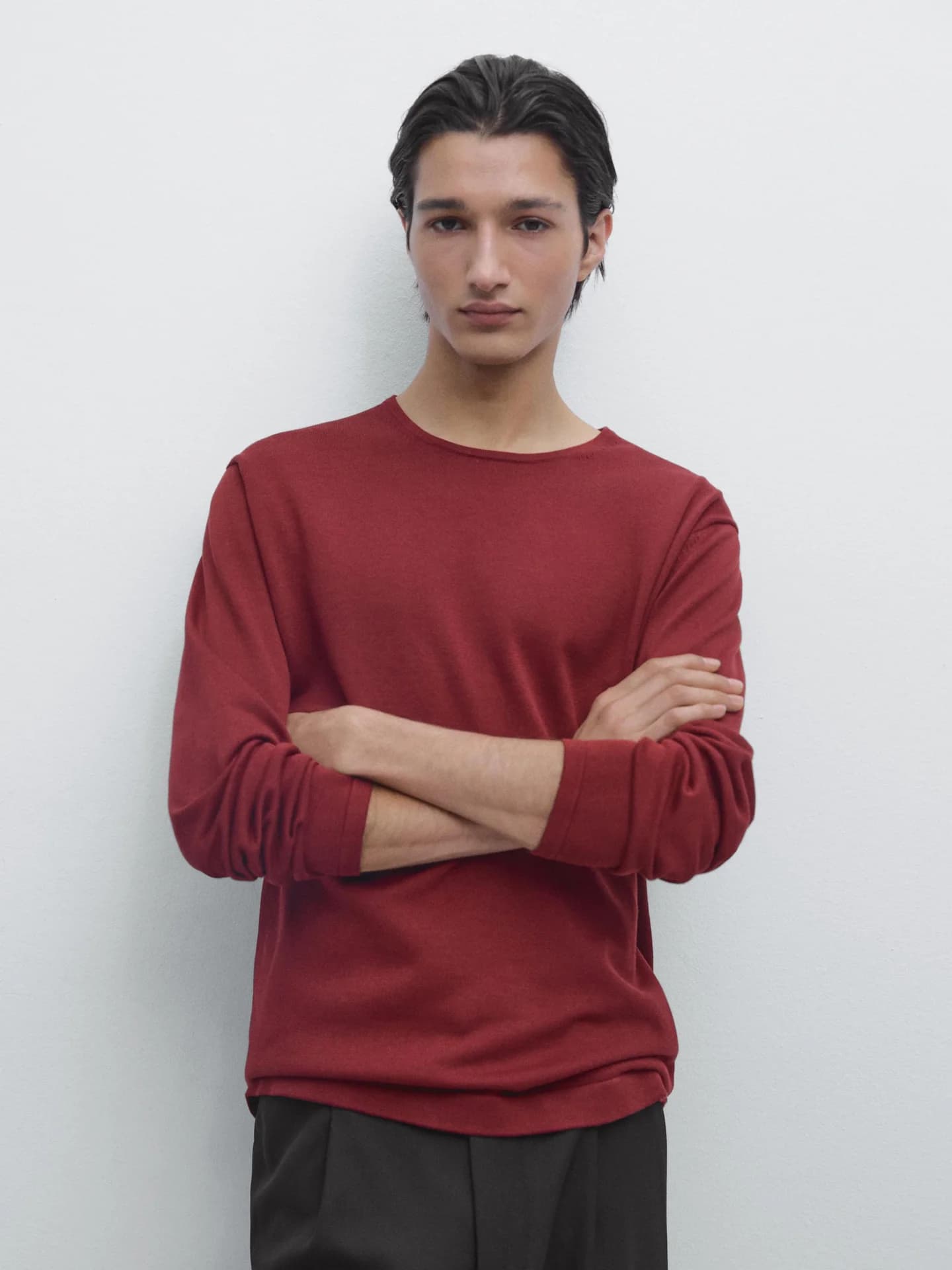 Вязаный свитер с круглым вырезом из хлопка. - фото 2