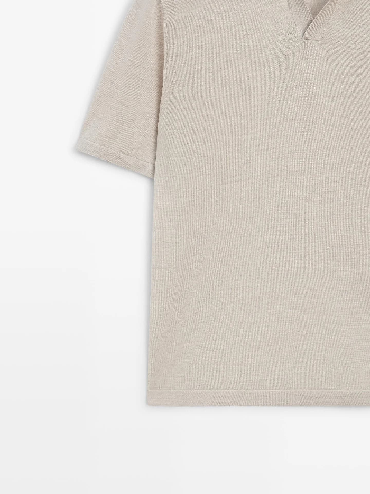 Трикотажная рубашка-поло с V-образным вырезом - фото 7