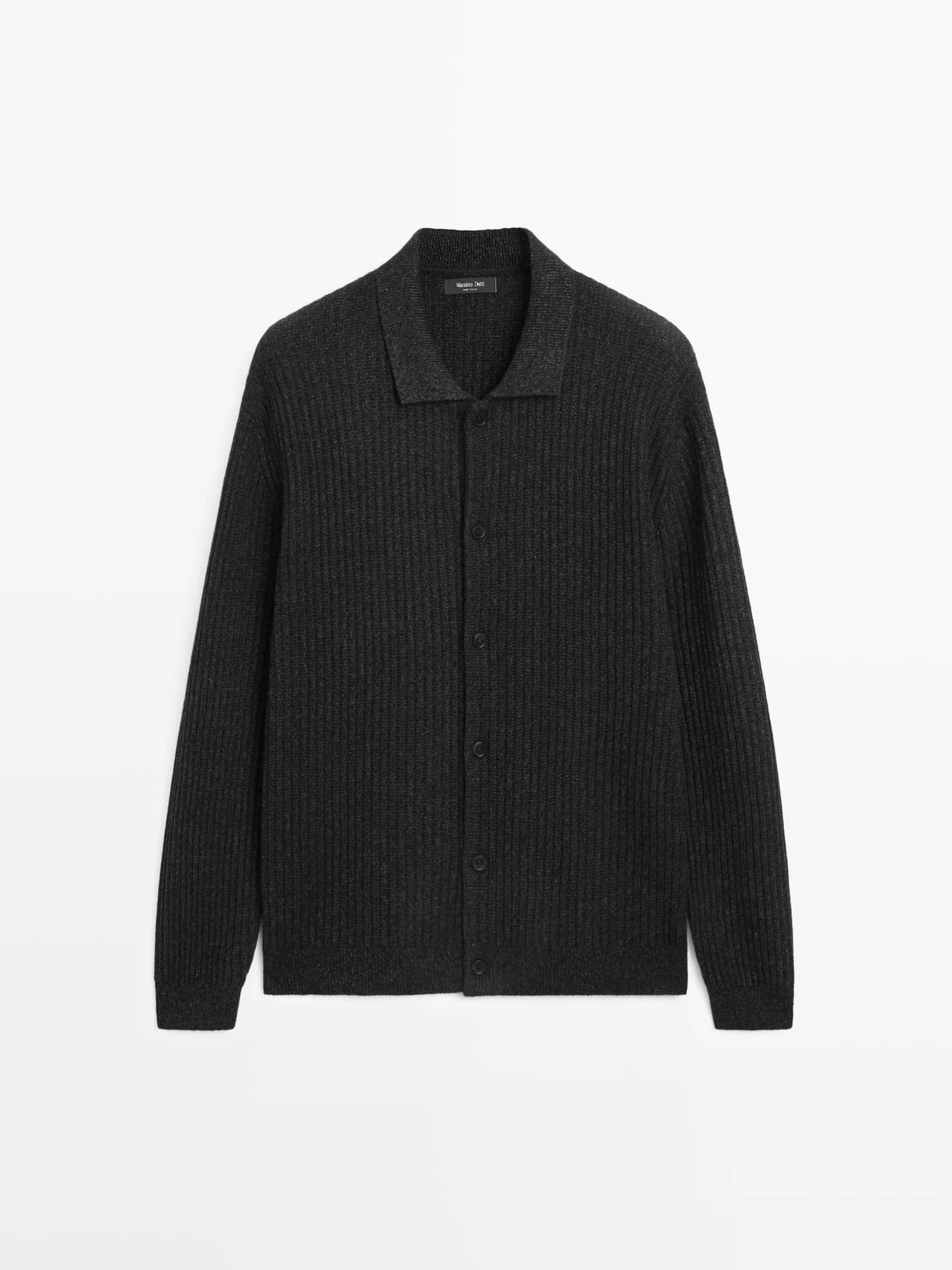 Вязаный кардиган из смеси хлопка и шерсти, застегивается на пуговицы.
