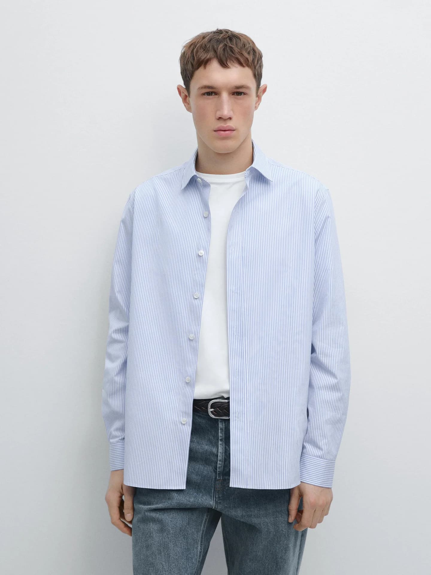 Рубашка стандартного кроя из 100% хлопка в полоску.