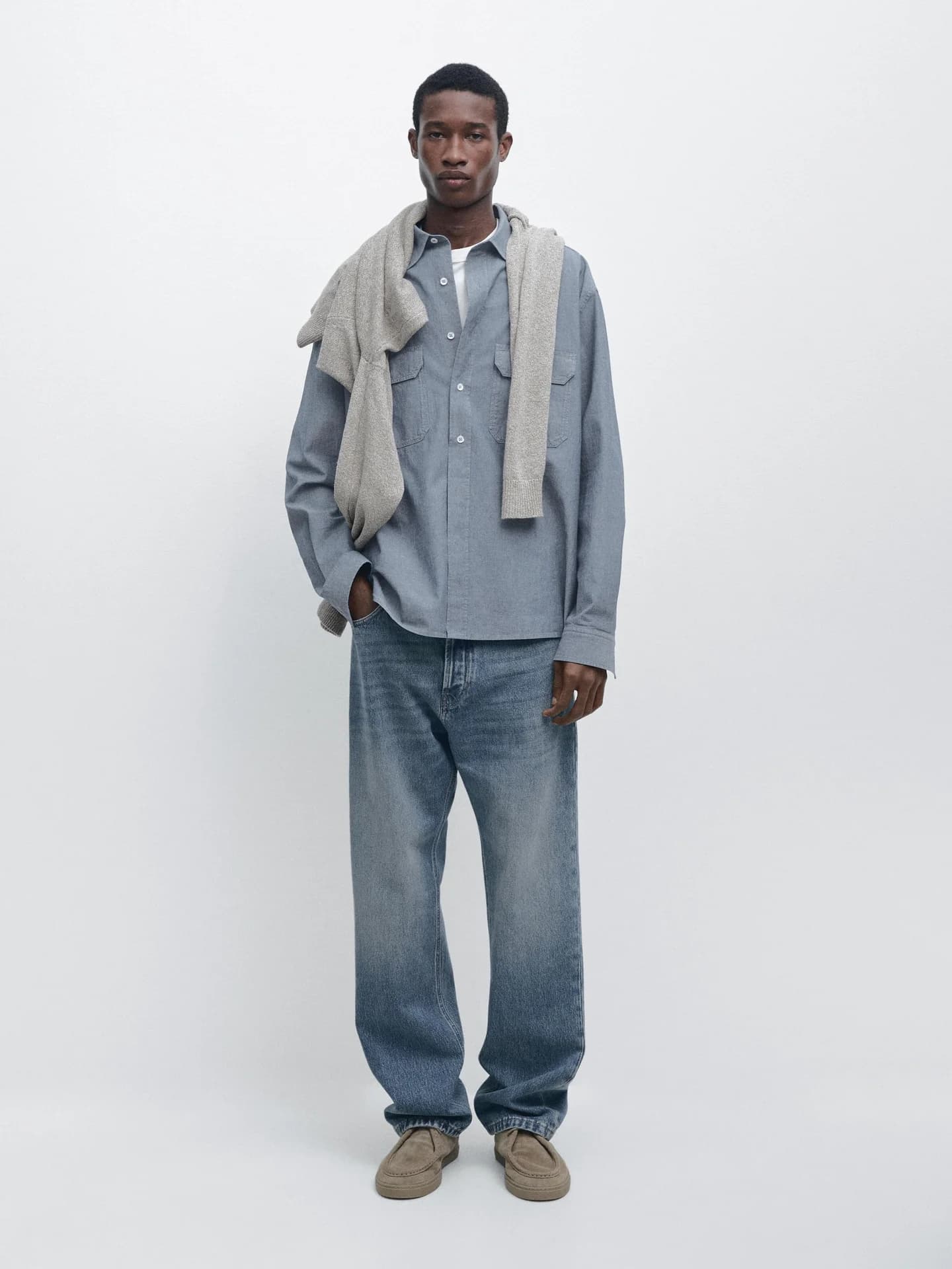 Джинсовая рубашка стандартного кроя с карманами. - фото 10