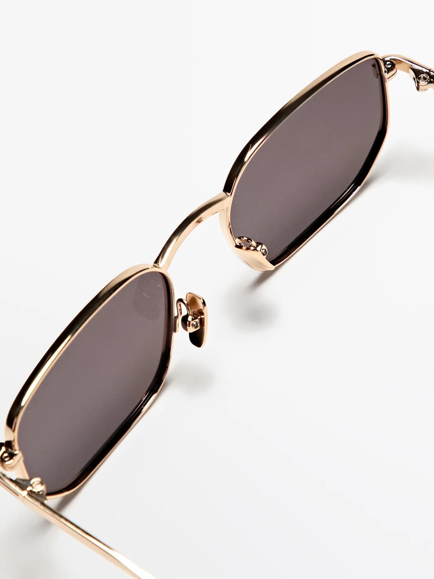 Квадратные металлические солнцезащитные очки - фото 10