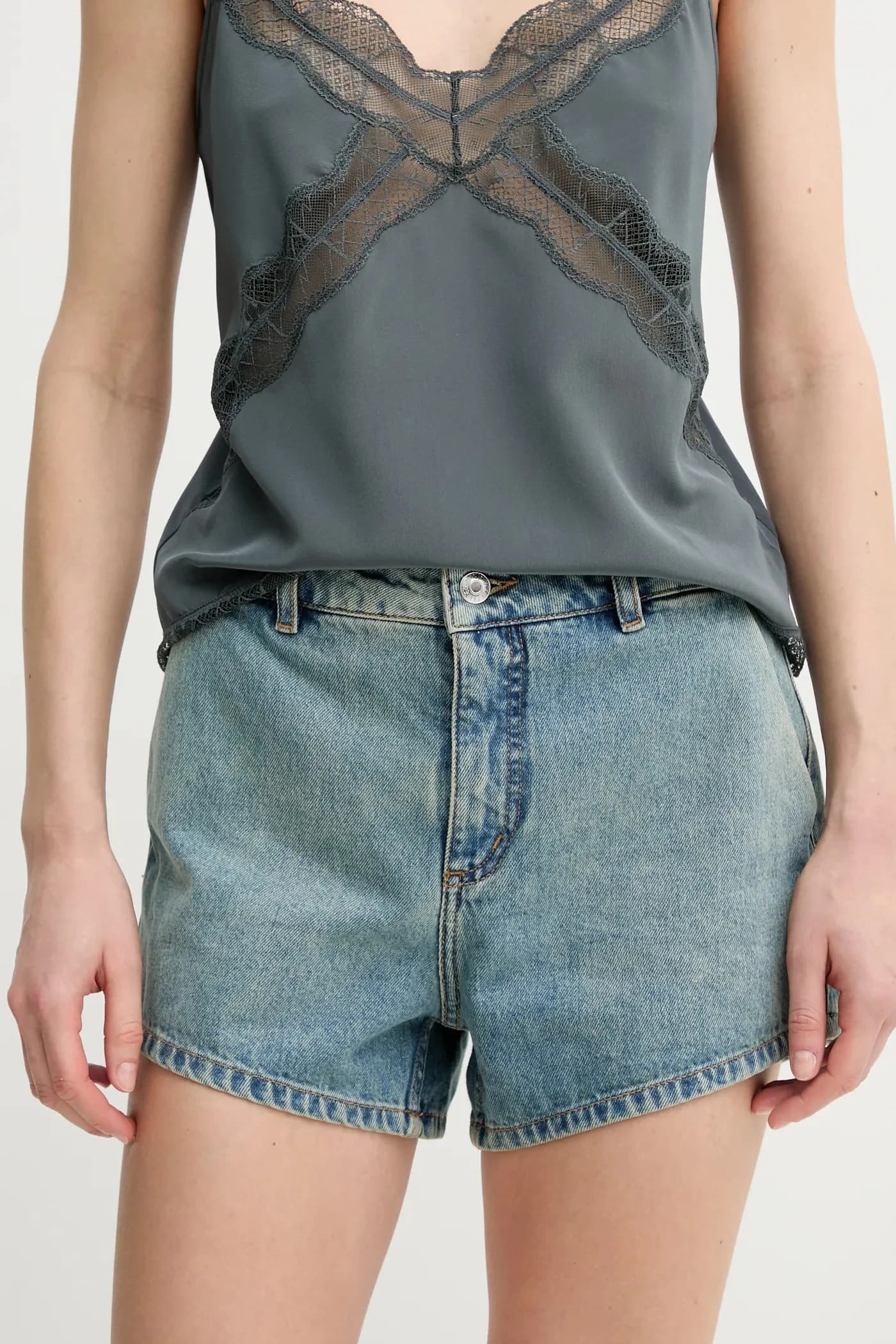 Джинсовые шорты