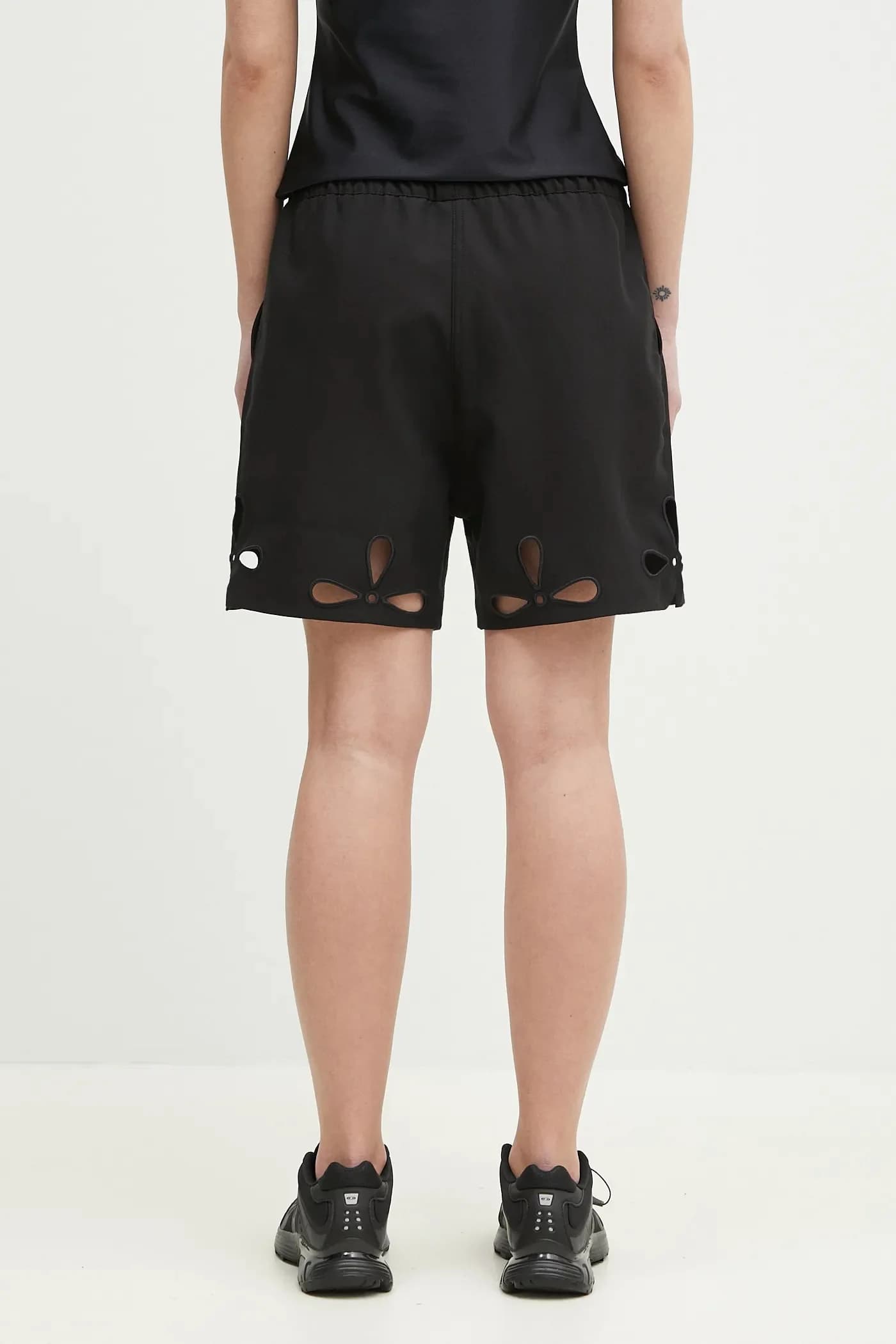 Шорты с вырезами и вышивкой лепестков - фото 3