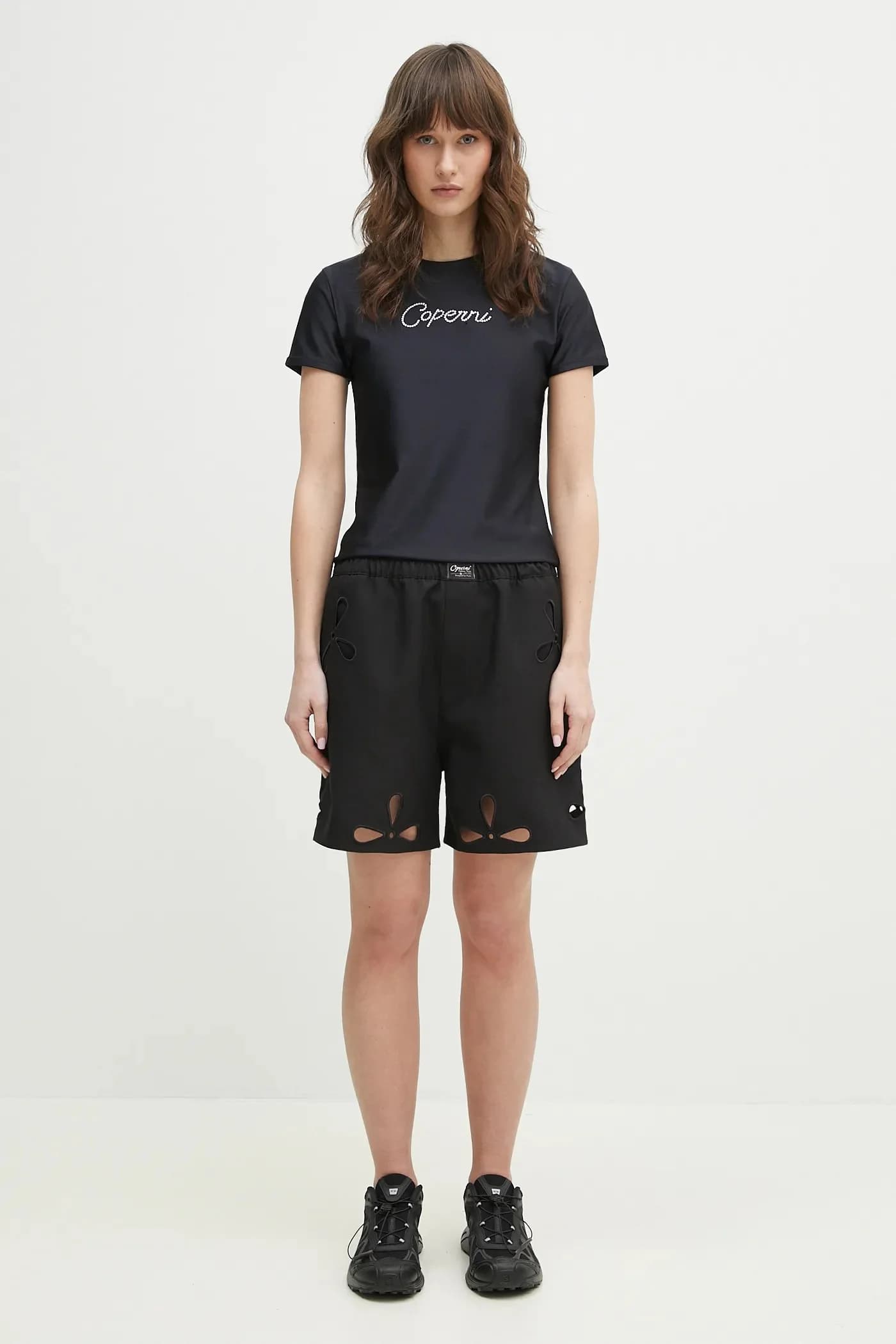 Шорты с вырезами и вышивкой лепестков - фото 6