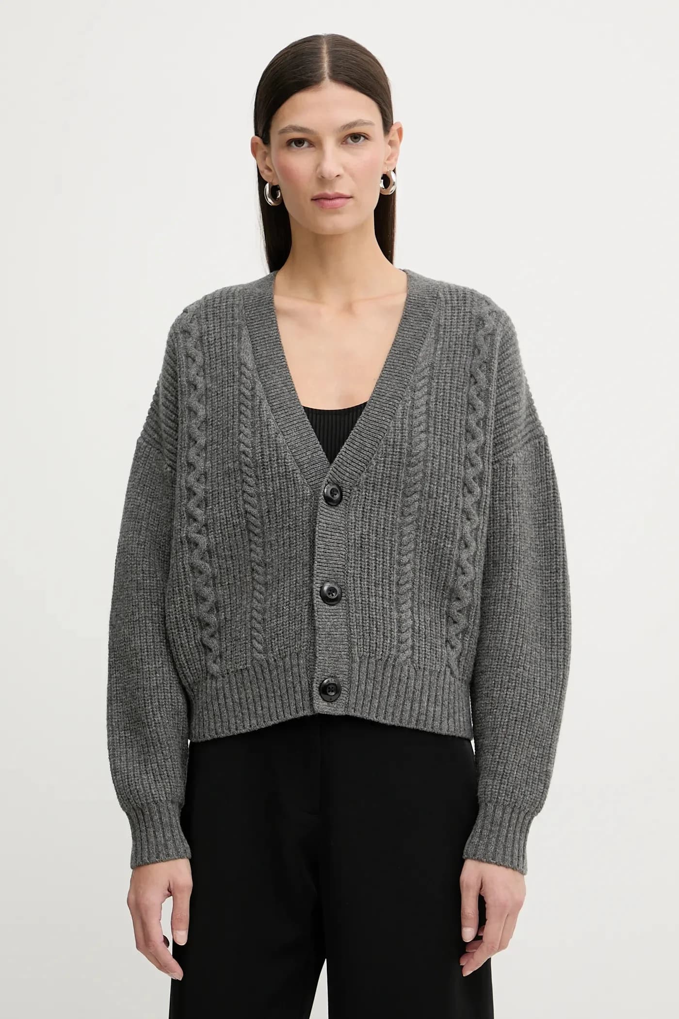 Укороченный шерстяной свитер кардигана с косами
