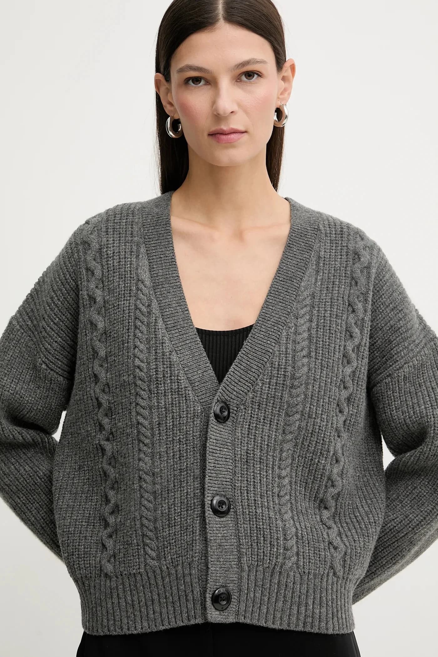 Укороченный шерстяной свитер кардигана с косами - фото 4