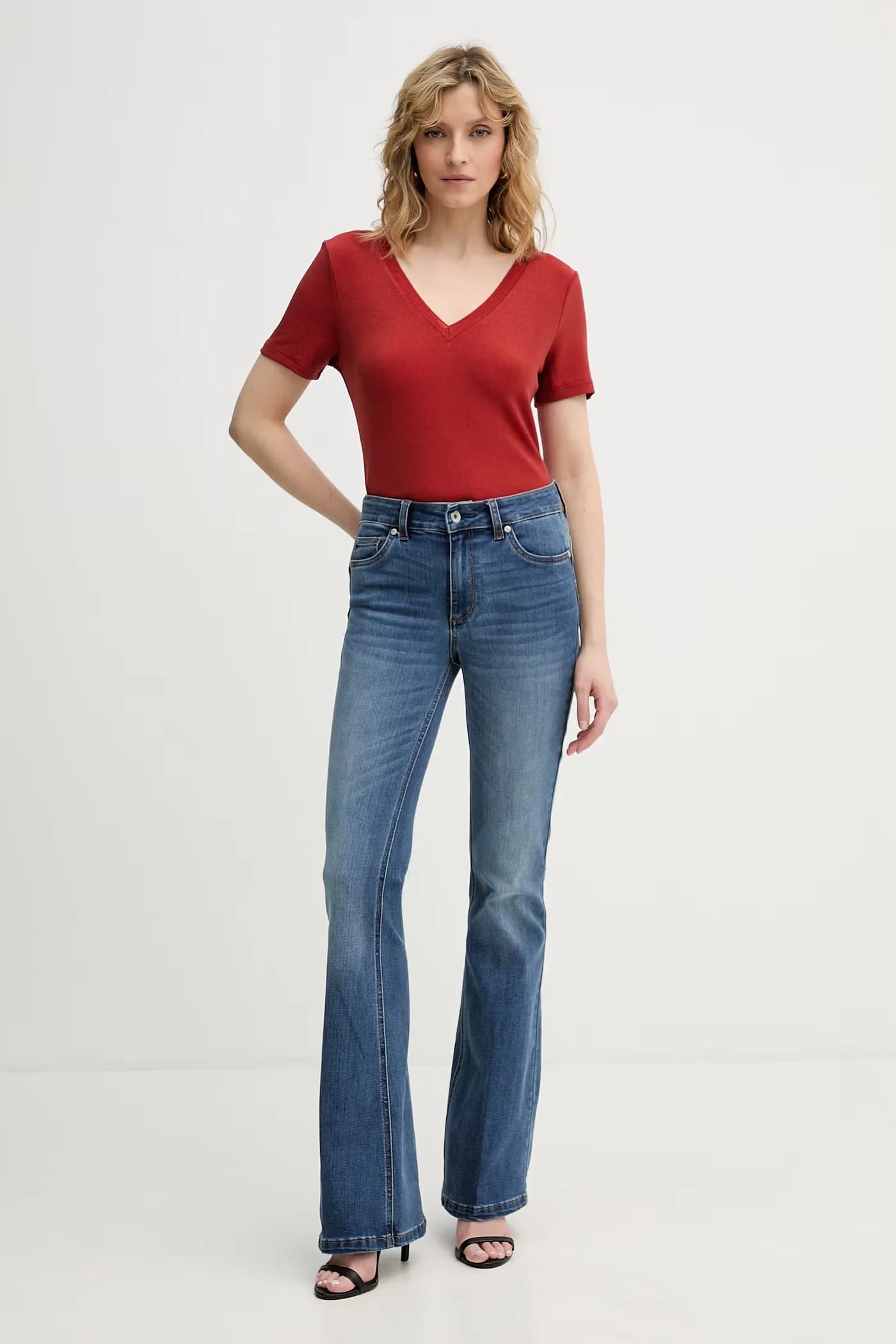 Женские джинсы-клеш - фото 2