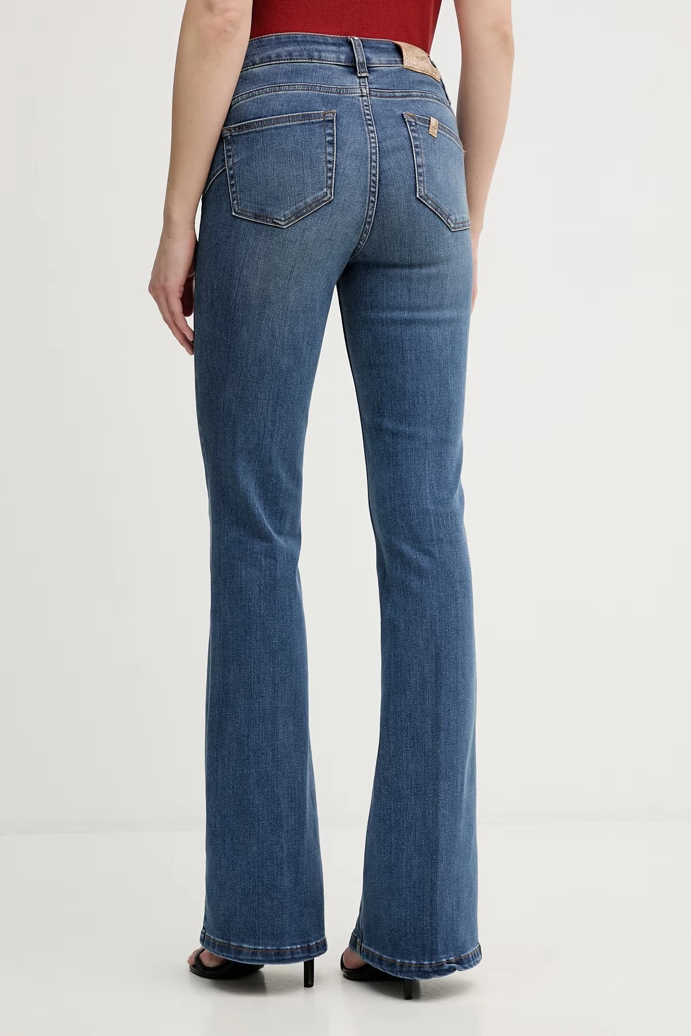 Женские джинсы-клеш - фото 3