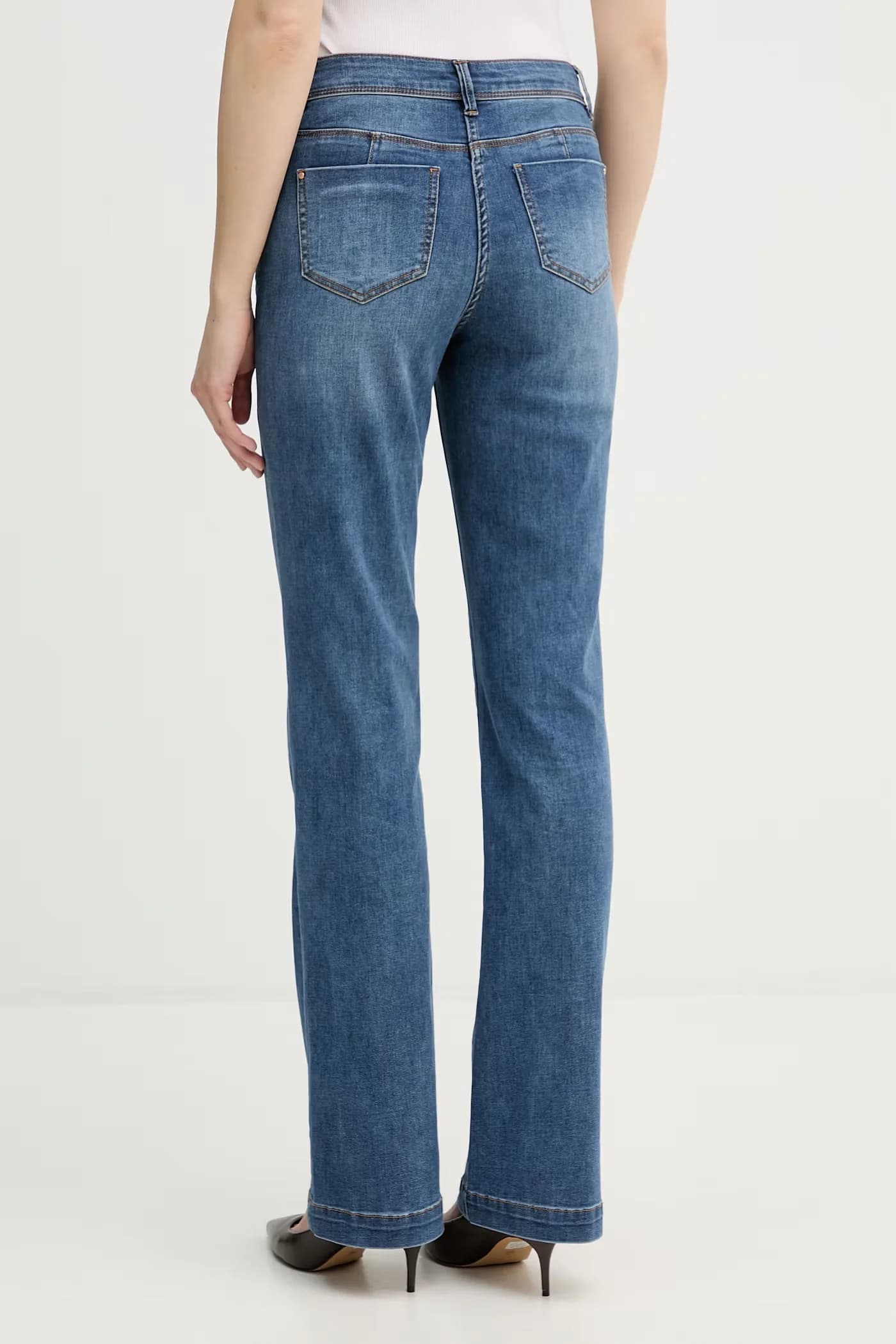 Женские джинсы-клеш - фото 3