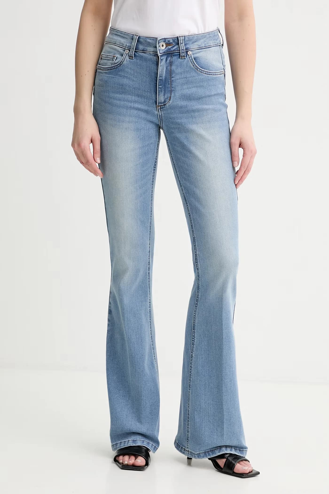 Женские джинсы-клеш