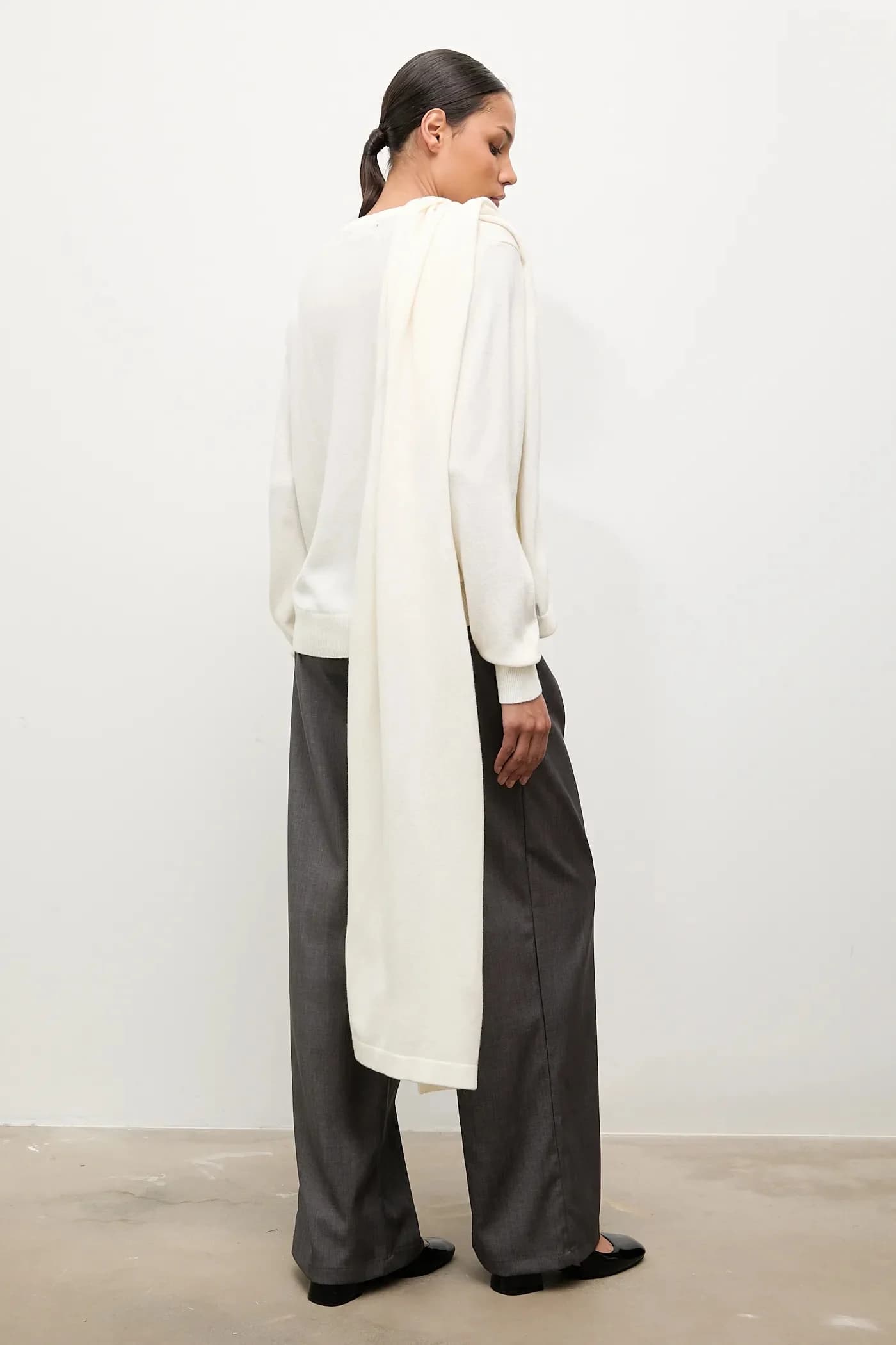 Свитер из мериносовой шерсти с шарфом