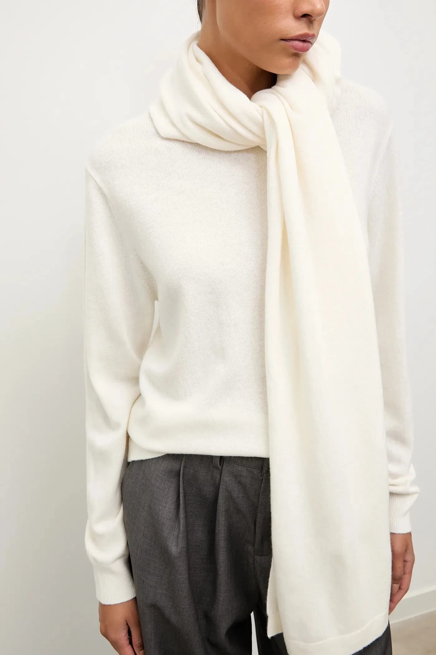 Свитер из мериносовой шерсти с шарфом - фото 4