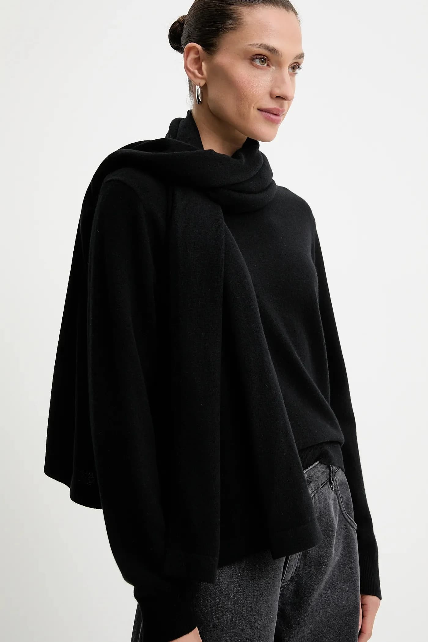 Свитер из мериносовой шерсти с шарфом