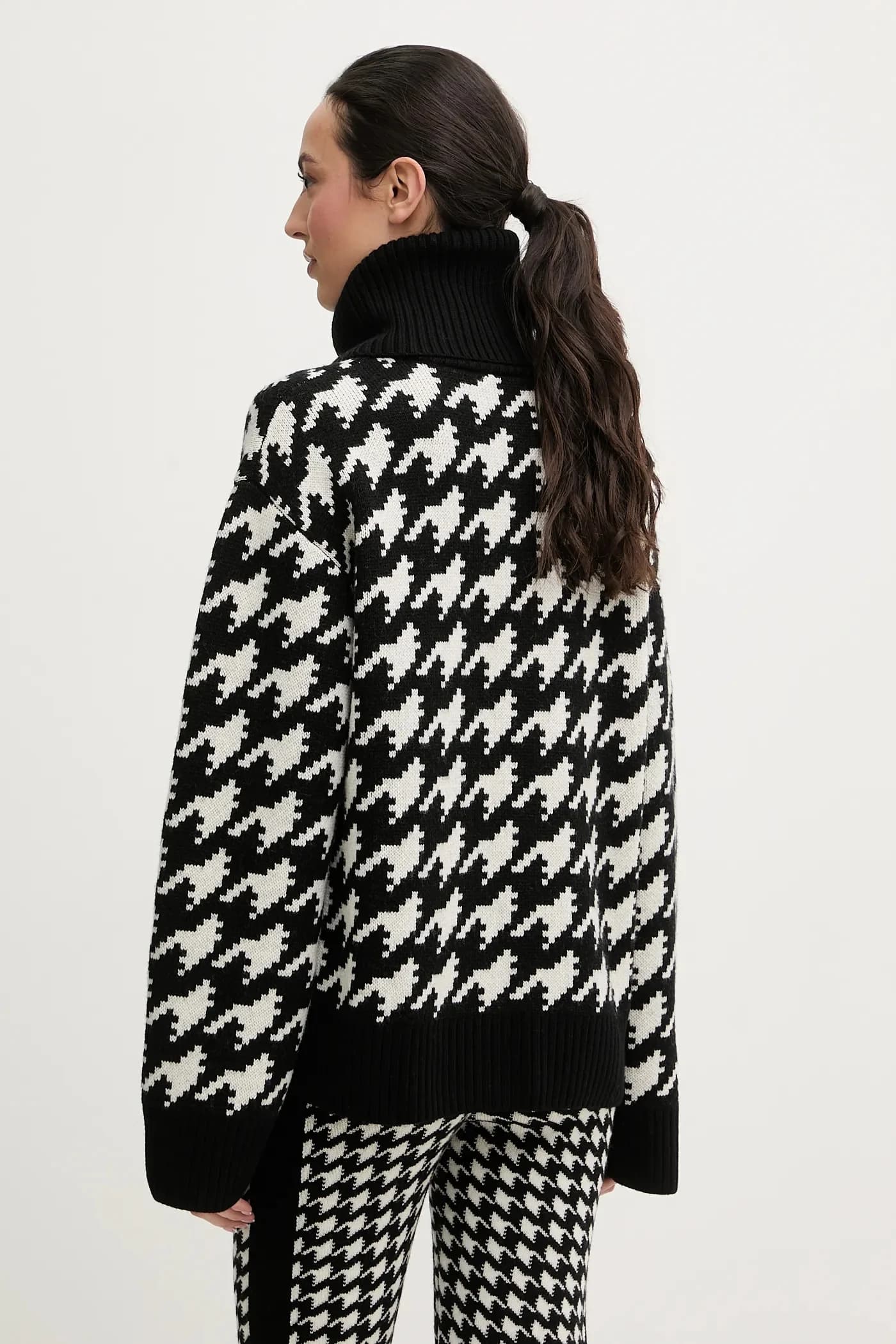 Объемный шерстяной свитер - фото 3