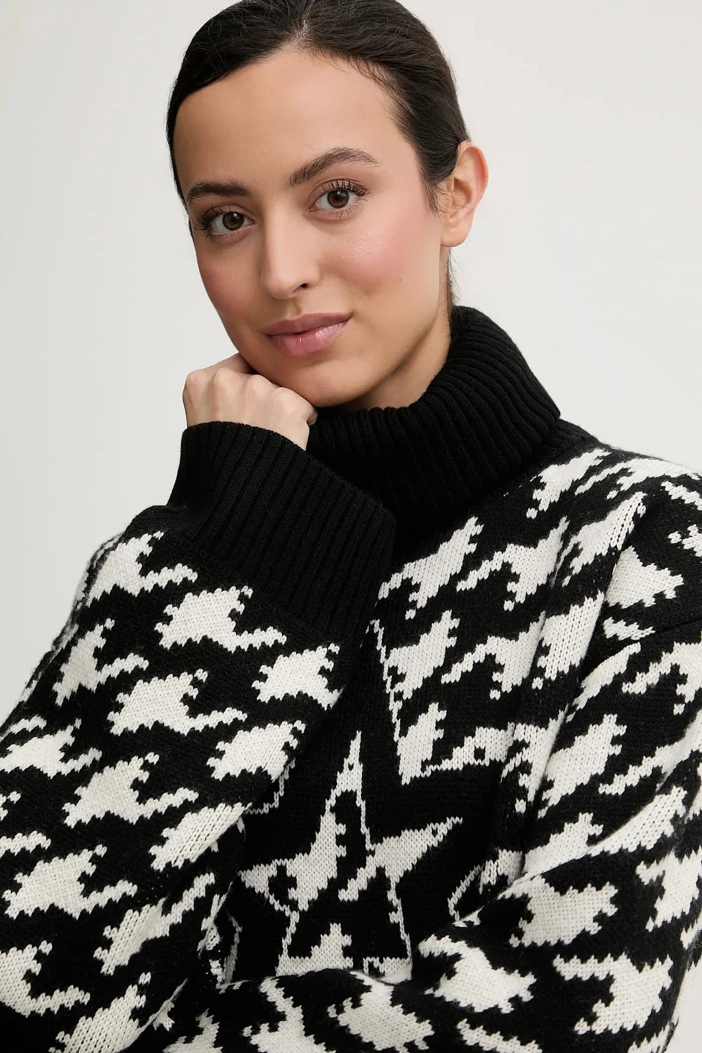 Объемный шерстяной свитер - фото 4