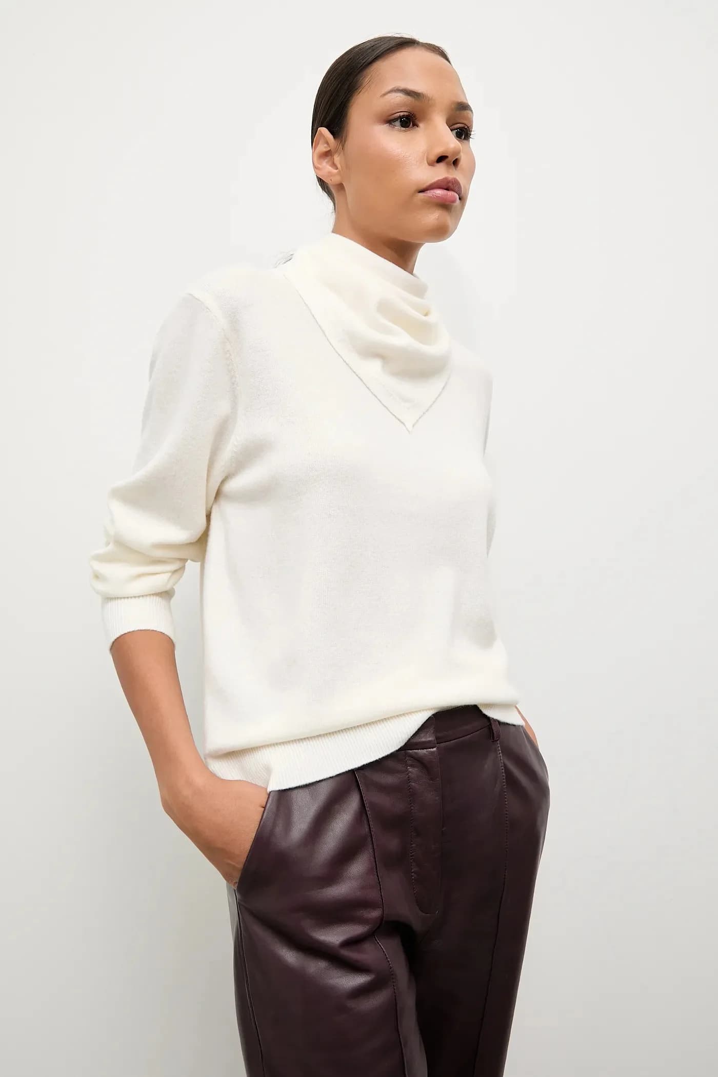 Свитер из мериносовой шерсти с шарфом