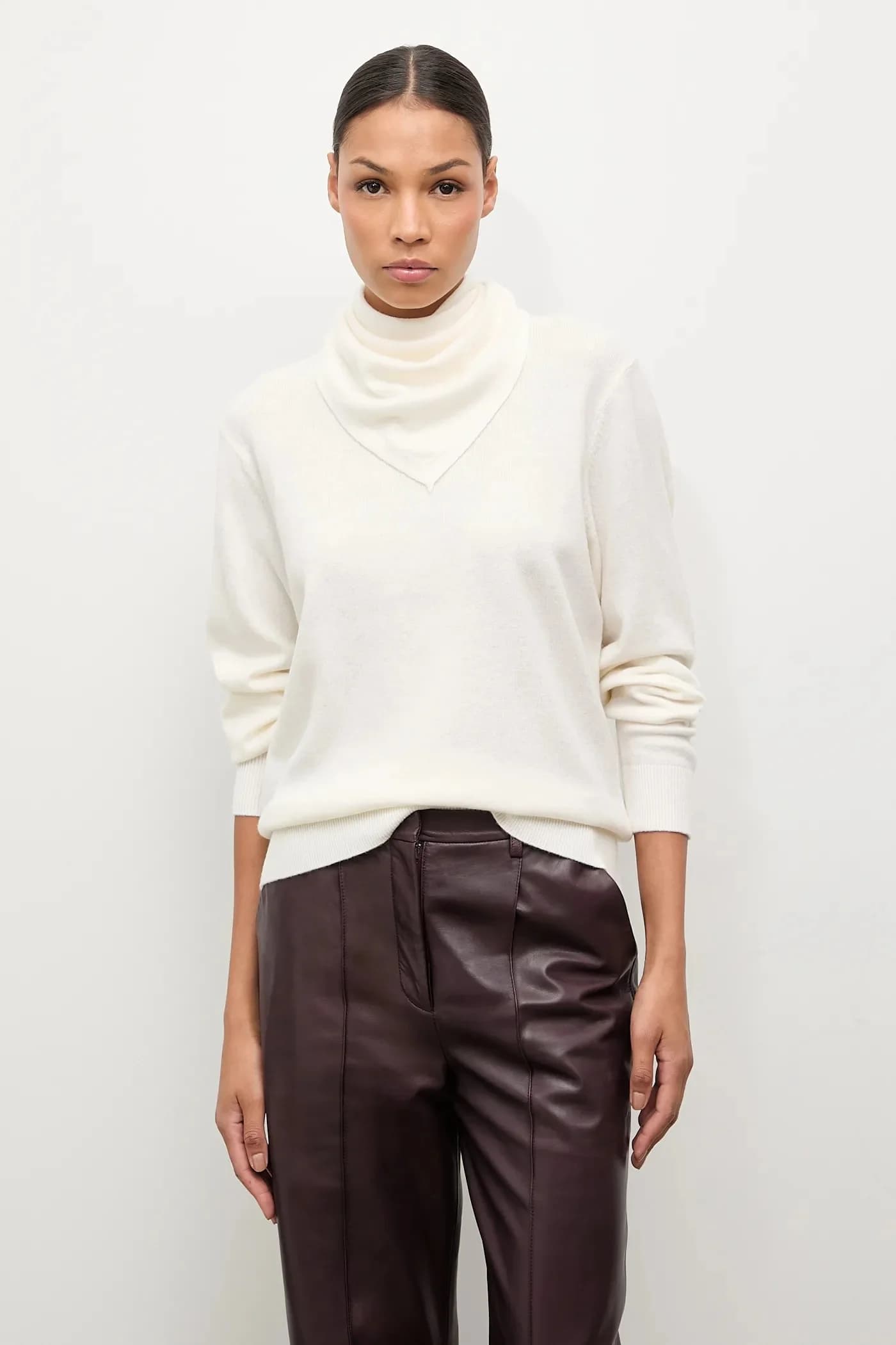 Свитер из мериносовой шерсти с шарфом - фото 5