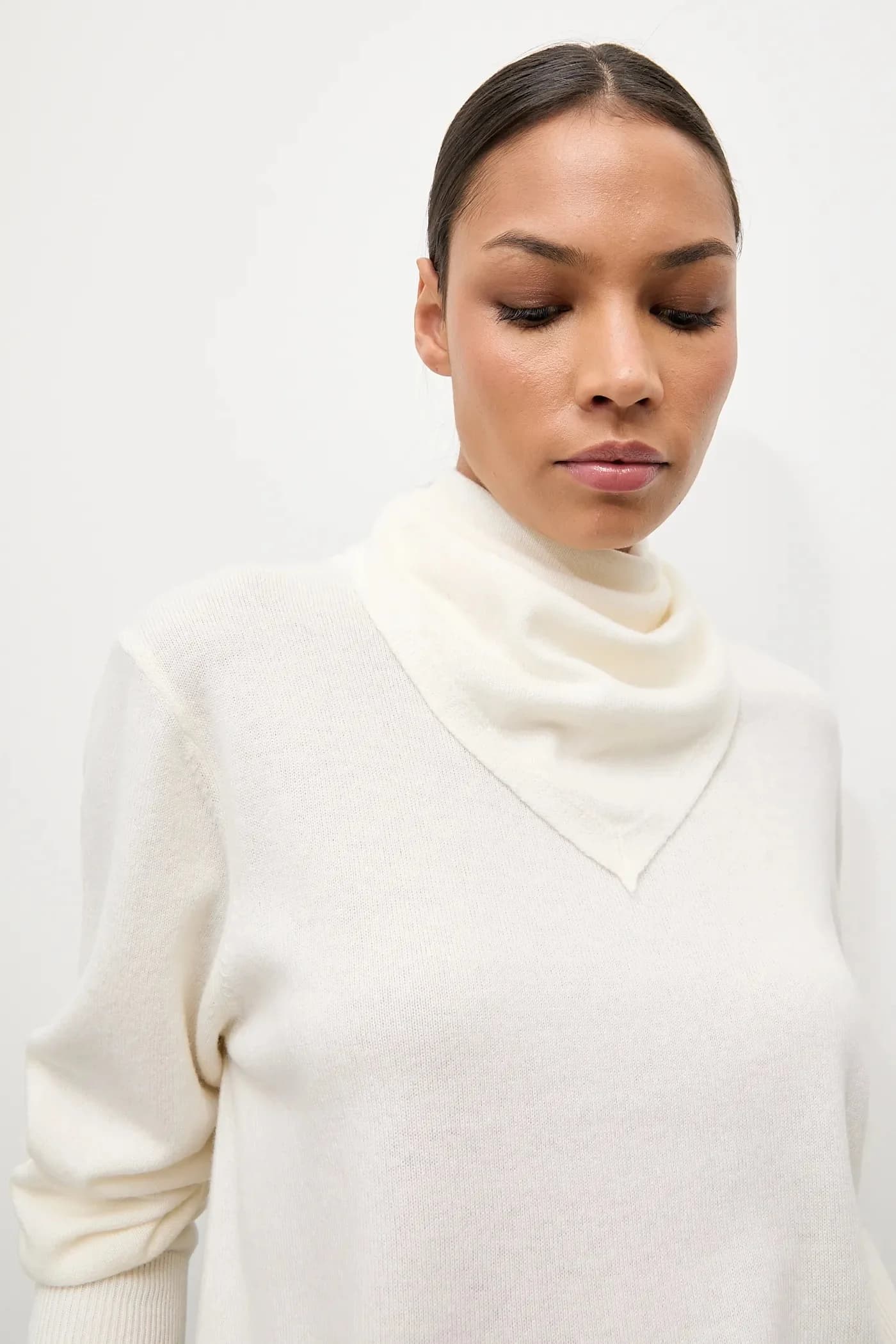 Свитер из мериносовой шерсти с шарфом - фото 6