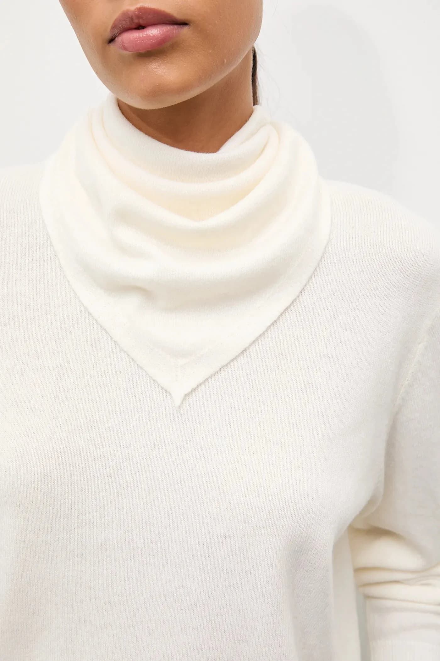 Свитер из мериносовой шерсти с шарфом - фото 7