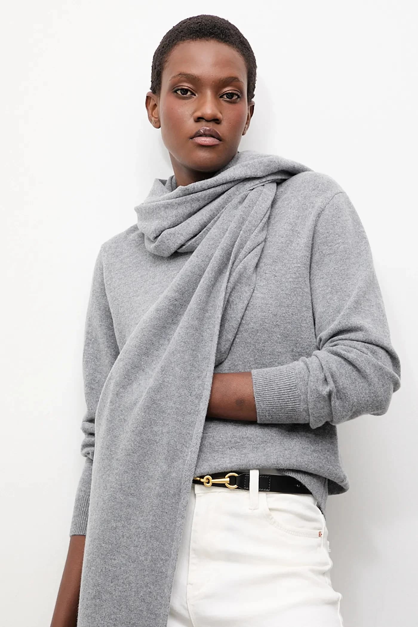 Свитер из мериносовой шерсти с шарфом