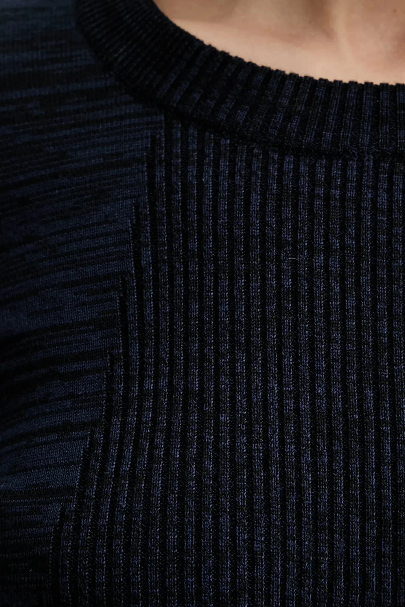 Узкий свитер байкерской 3D-вязки - фото 5