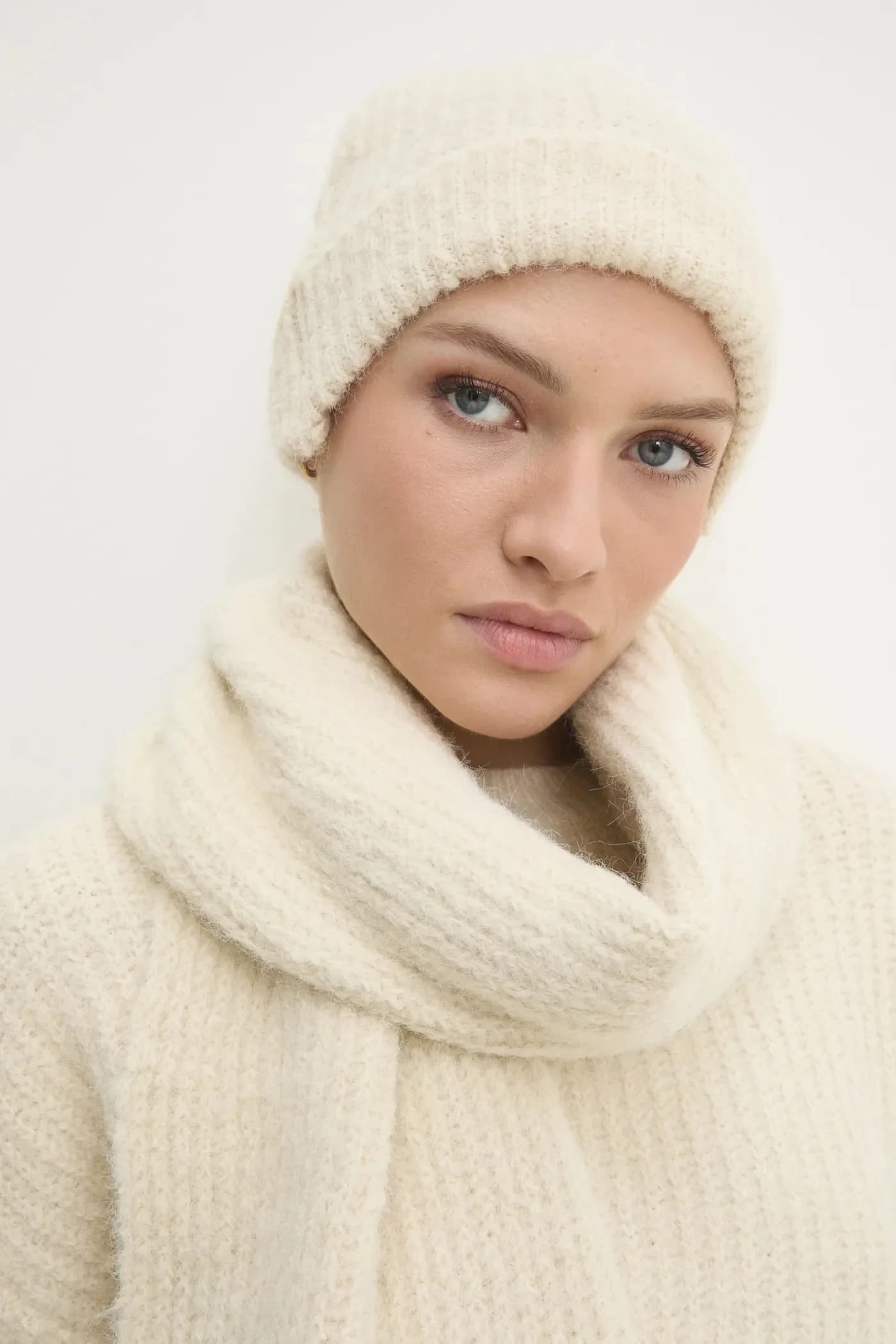 Шерстяной свитер + шарф и шапка - фото 6