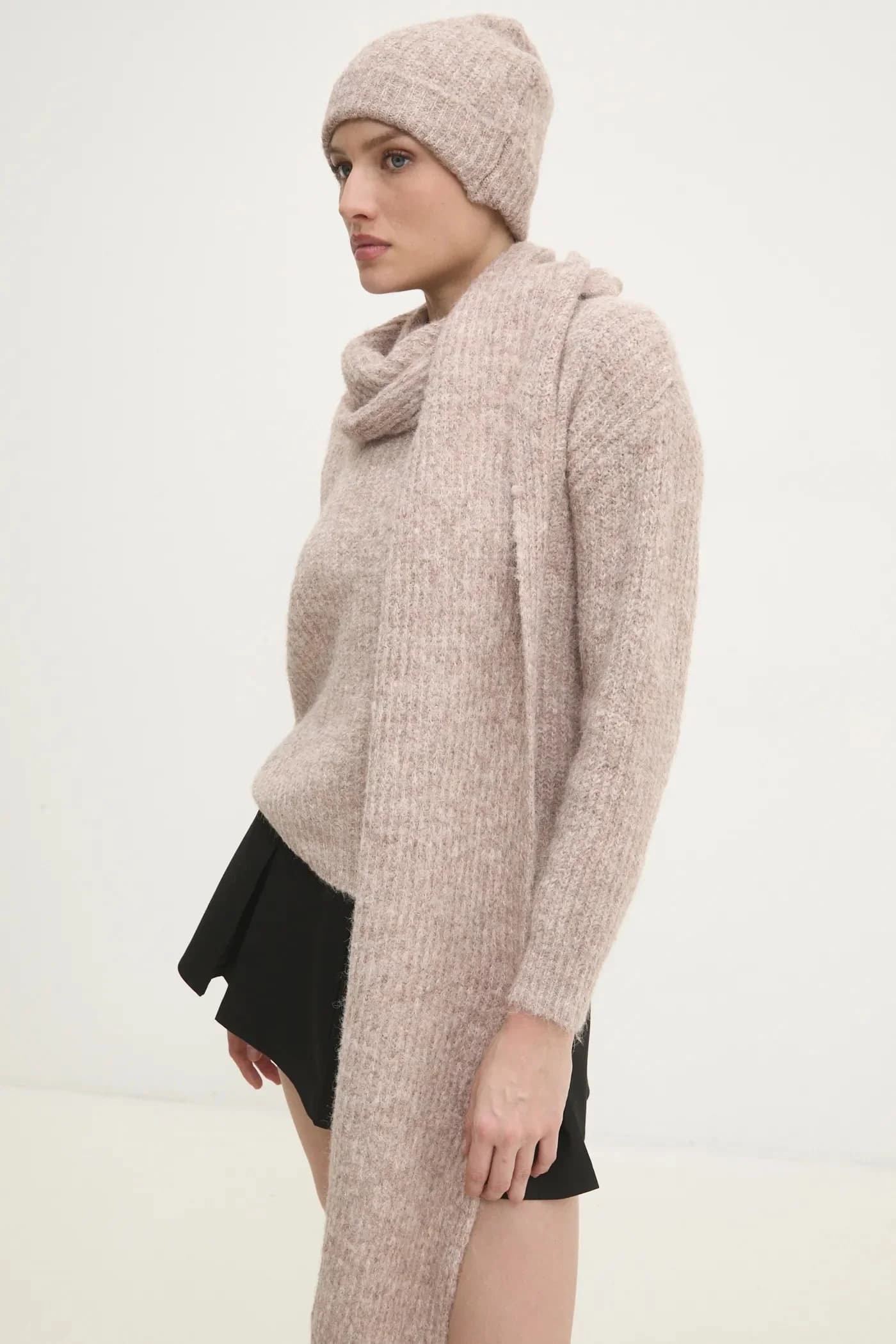 Шерстяной свитер + шарф и шапка