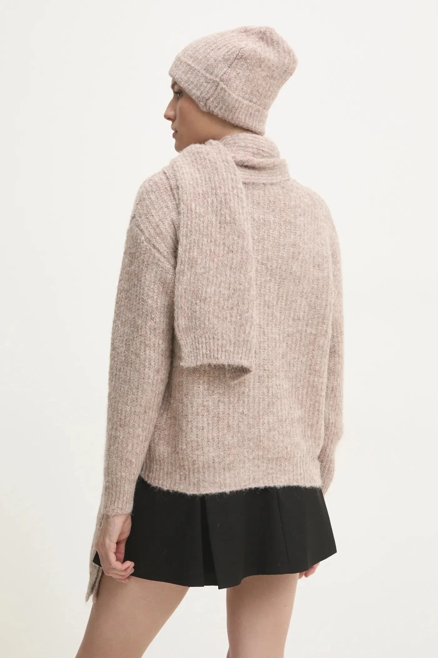 Шерстяной свитер + шарф и шапка - фото 3