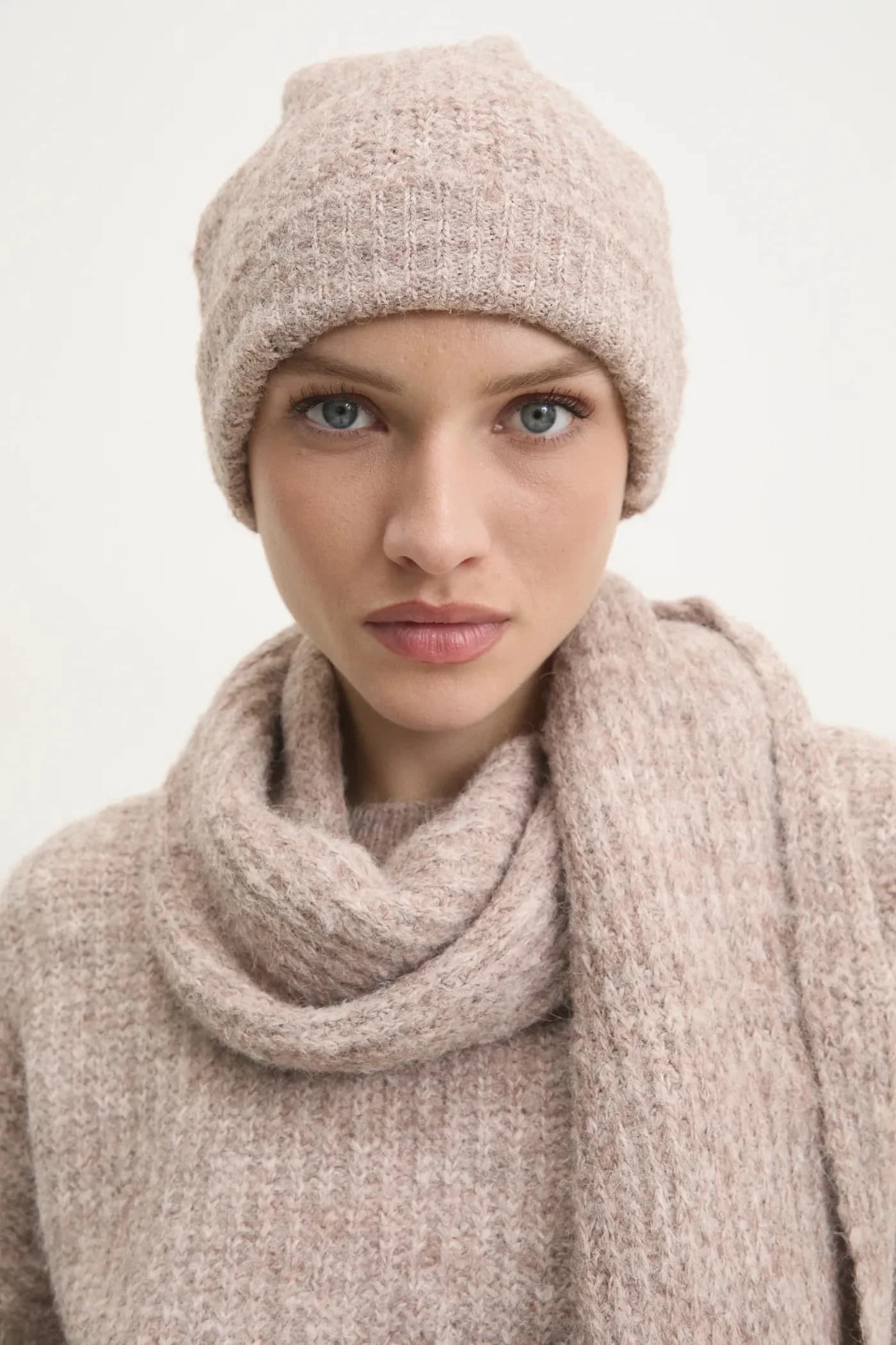 Шерстяной свитер + шарф и шапка - фото 5