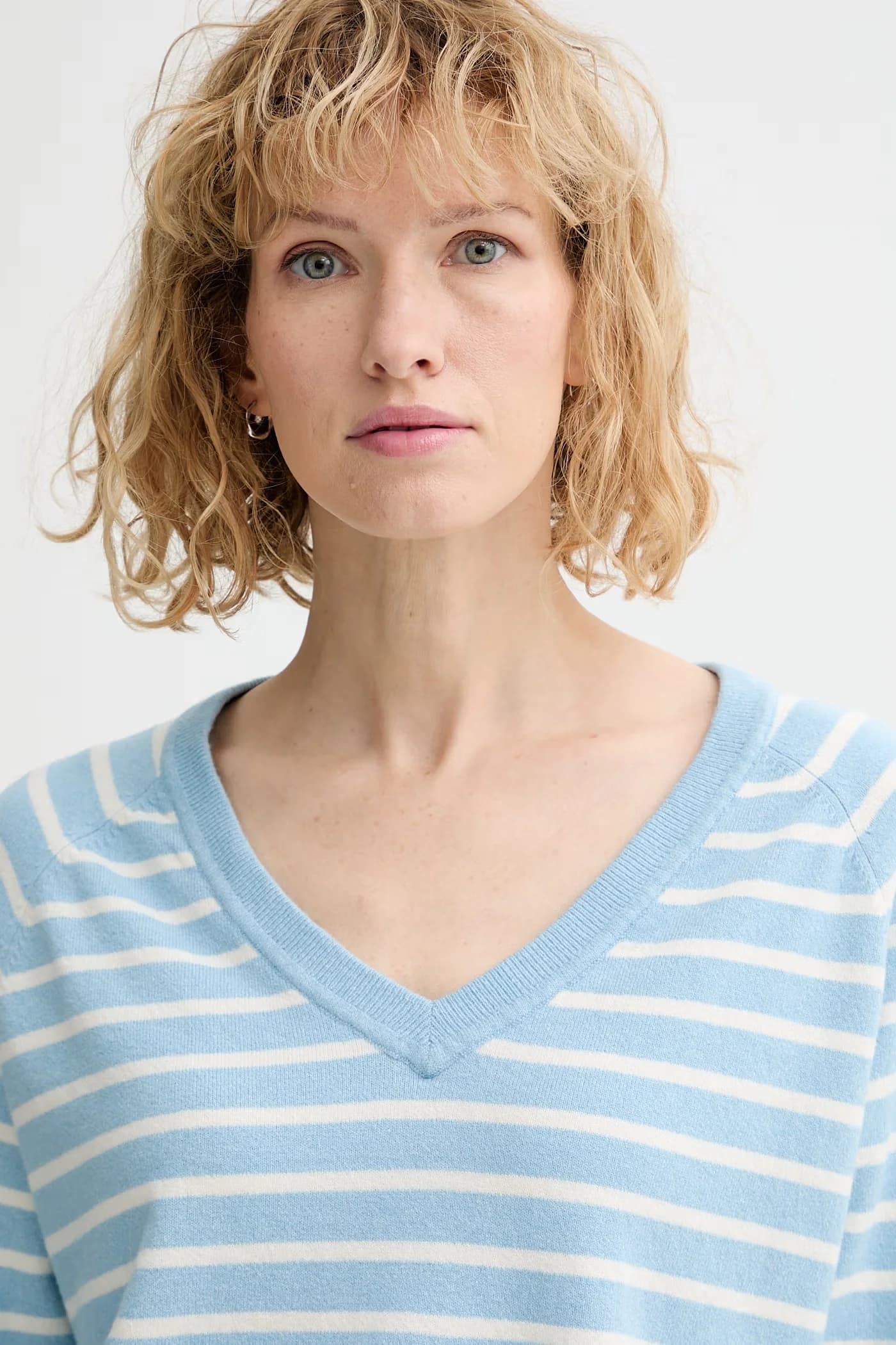 Свитер TARA SUPER SOFT с V-образным вырезом - фото 4