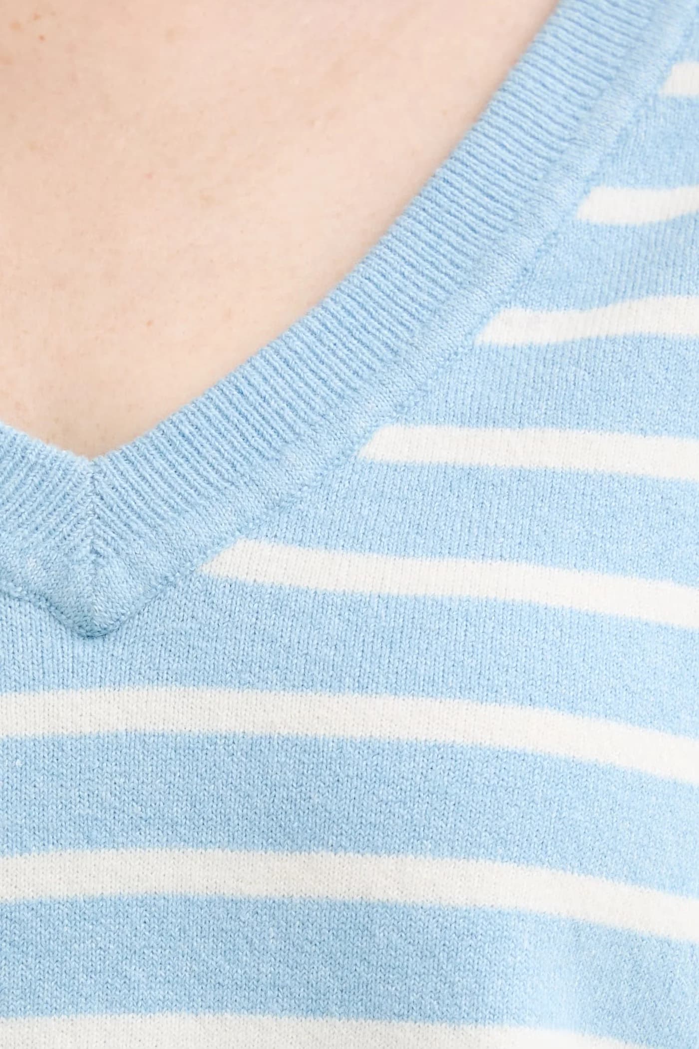 Свитер TARA SUPER SOFT с V-образным вырезом - фото 5