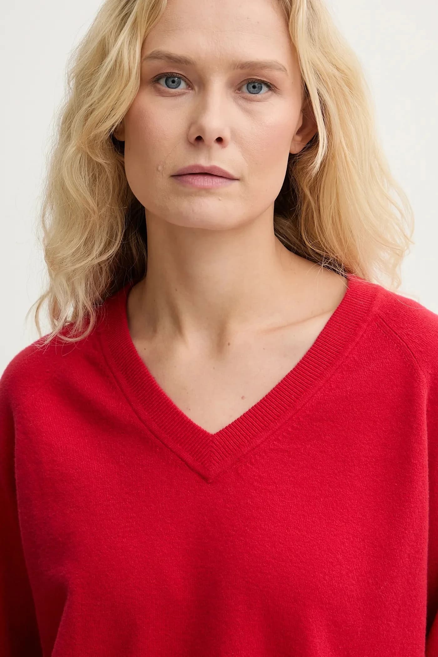 Свитер TARA SUPER SOFT с V-образным вырезом - фото 4