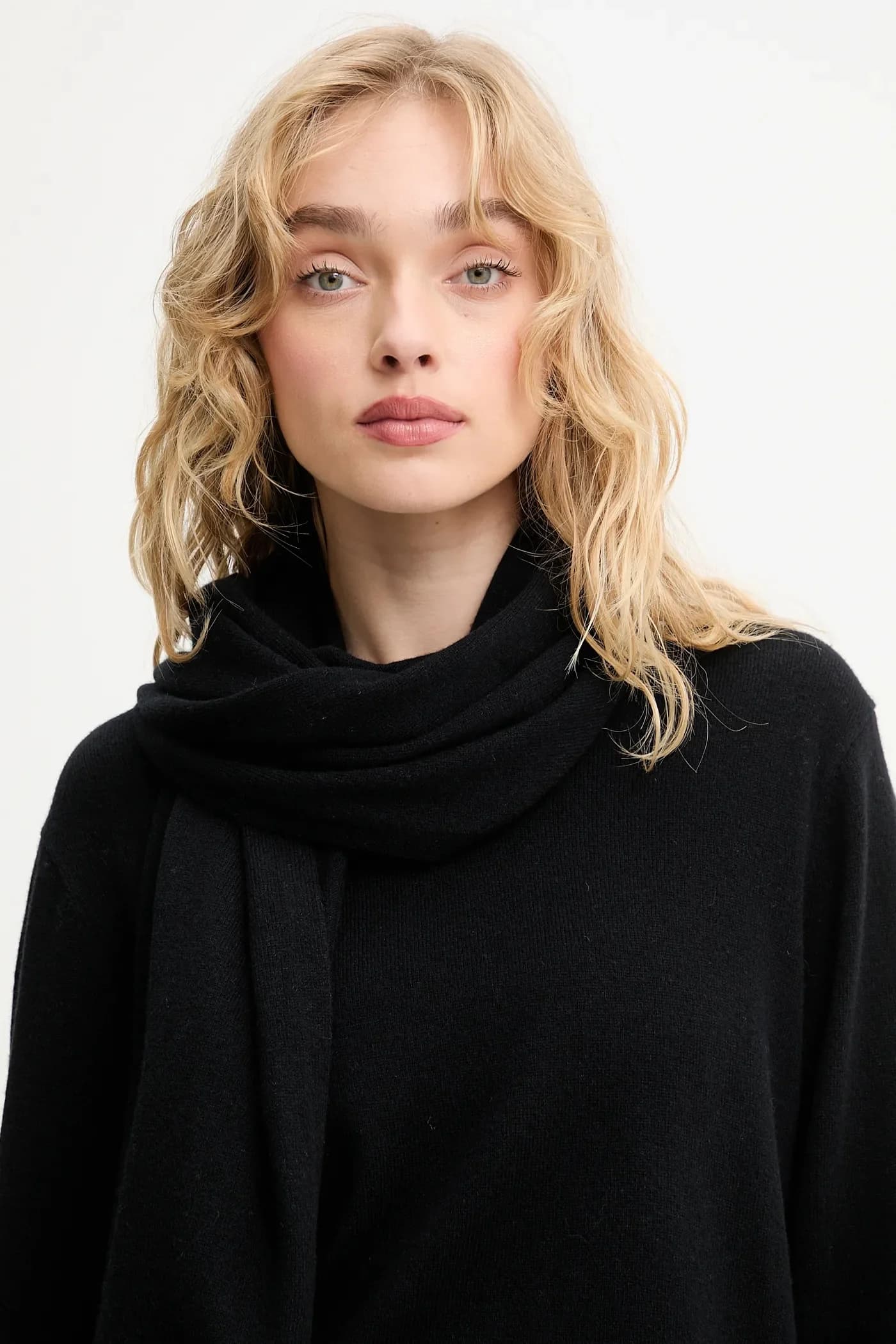 Свитер из мериносовой шерсти с шарфом - фото 5