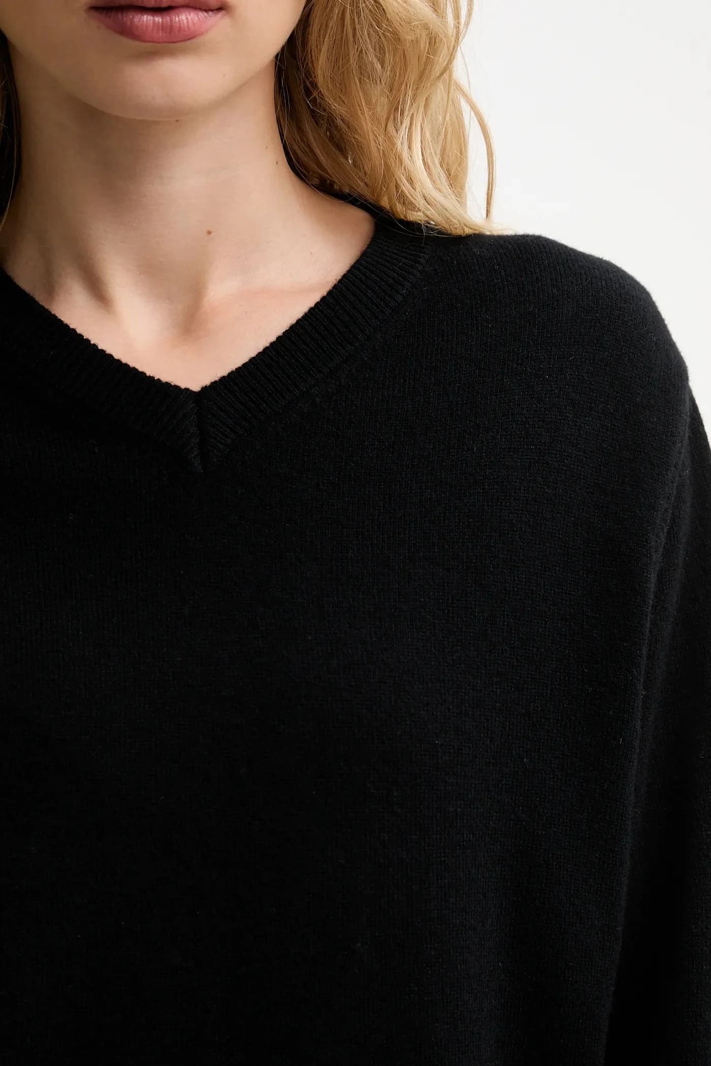 Свитер из мериносовой шерсти с шарфом - фото 6