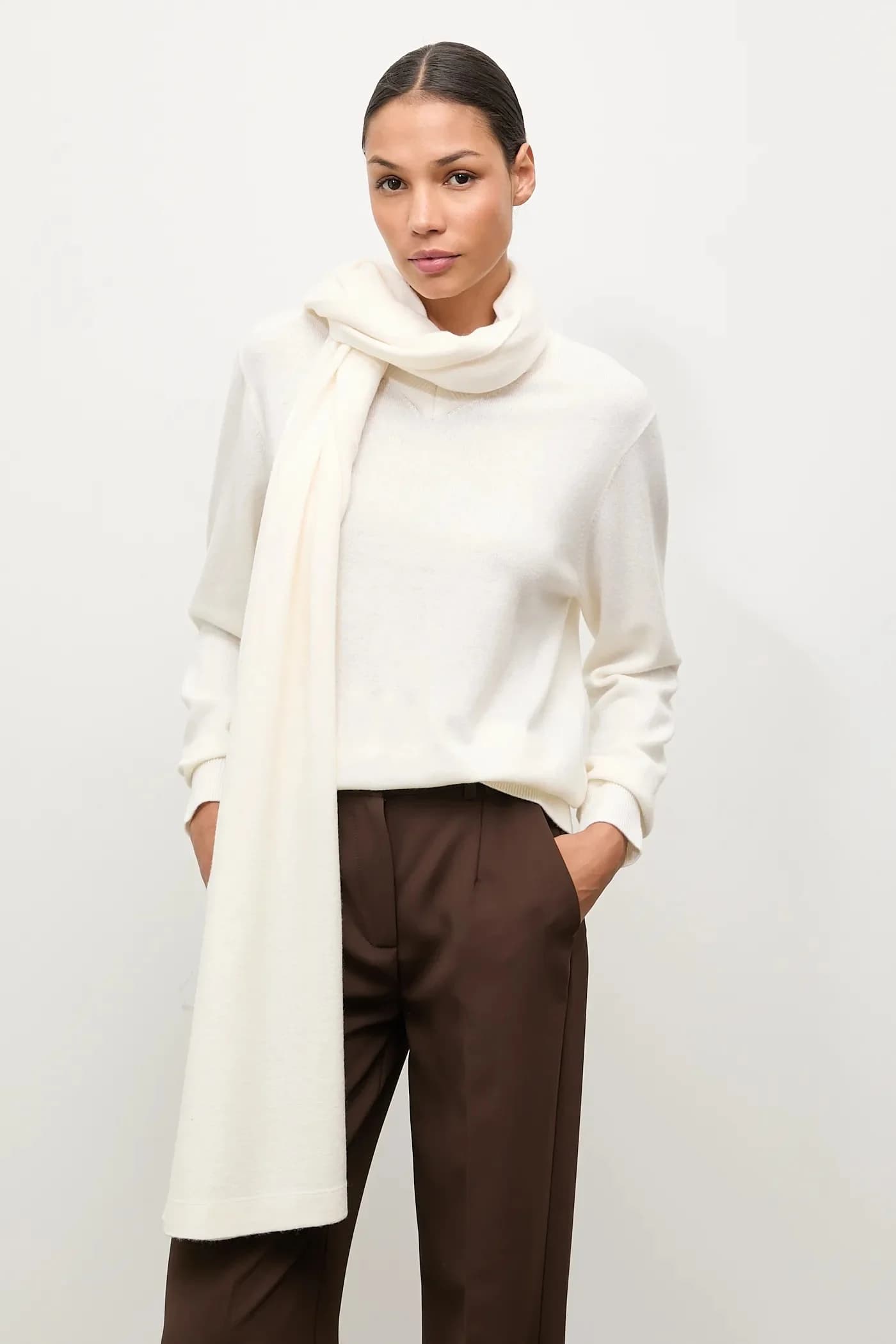 Свитер из мериносовой шерсти с шарфом