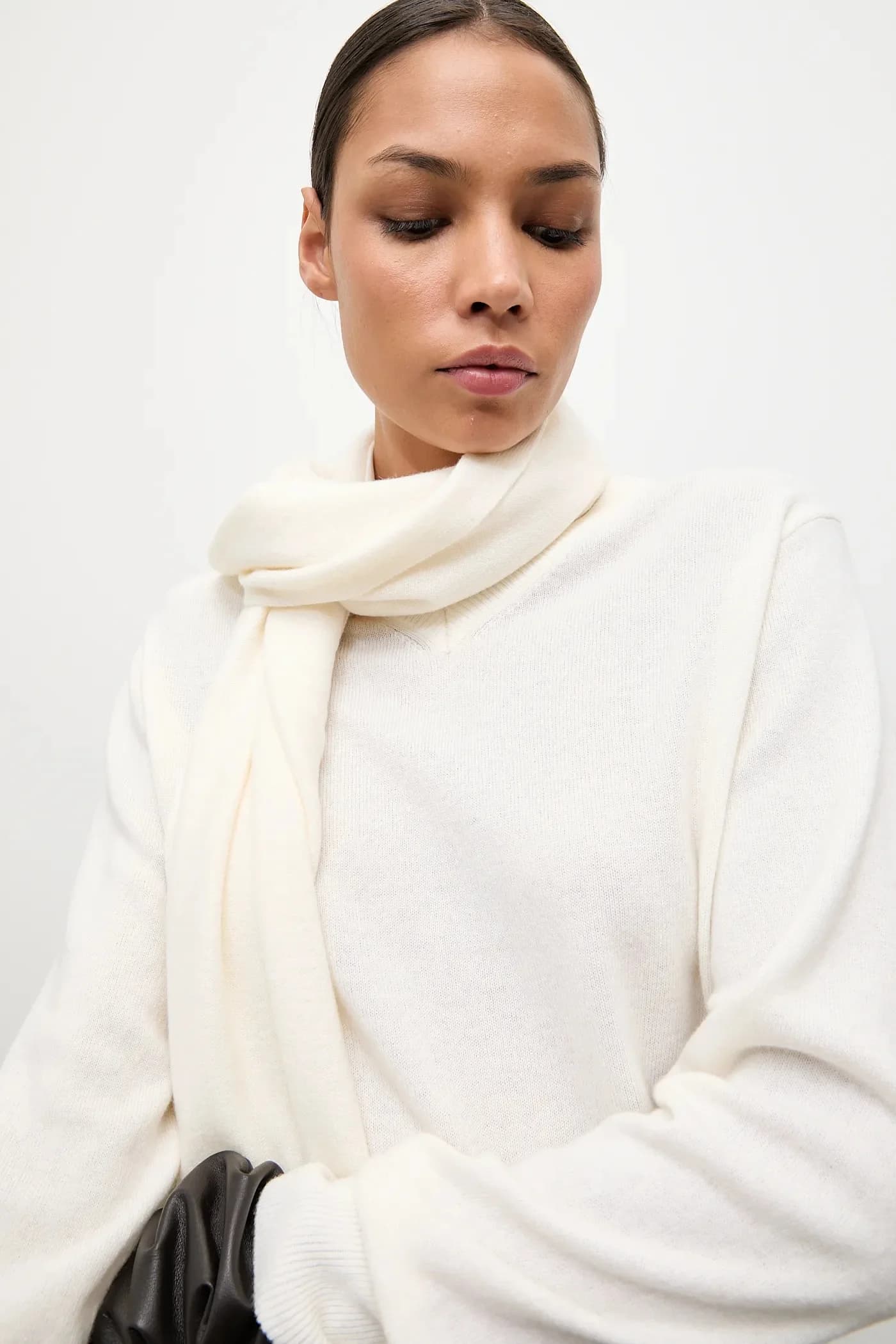 Свитер из мериносовой шерсти с шарфом - фото 5