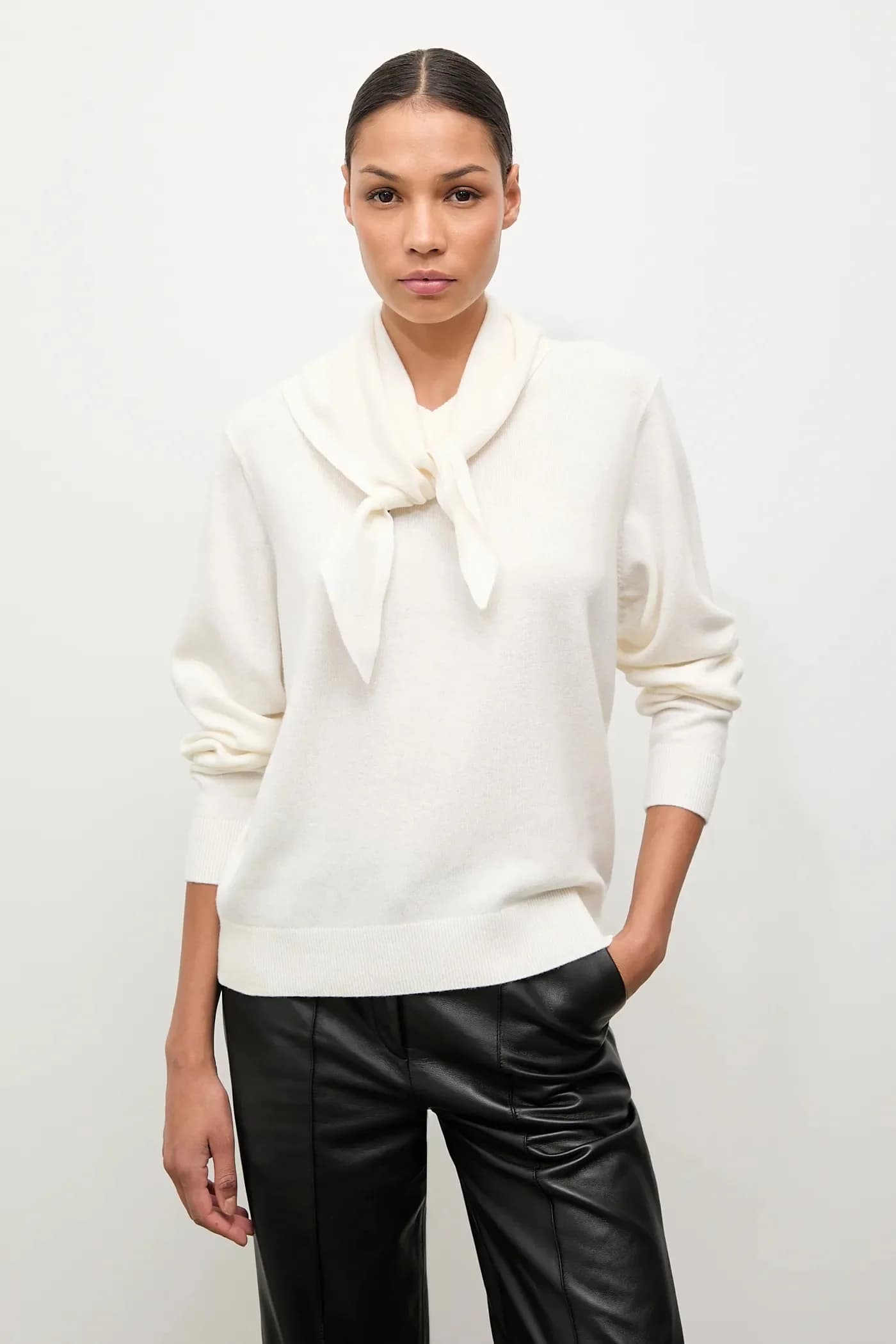 Свитер из мериносовой шерсти с шарфом - фото 2