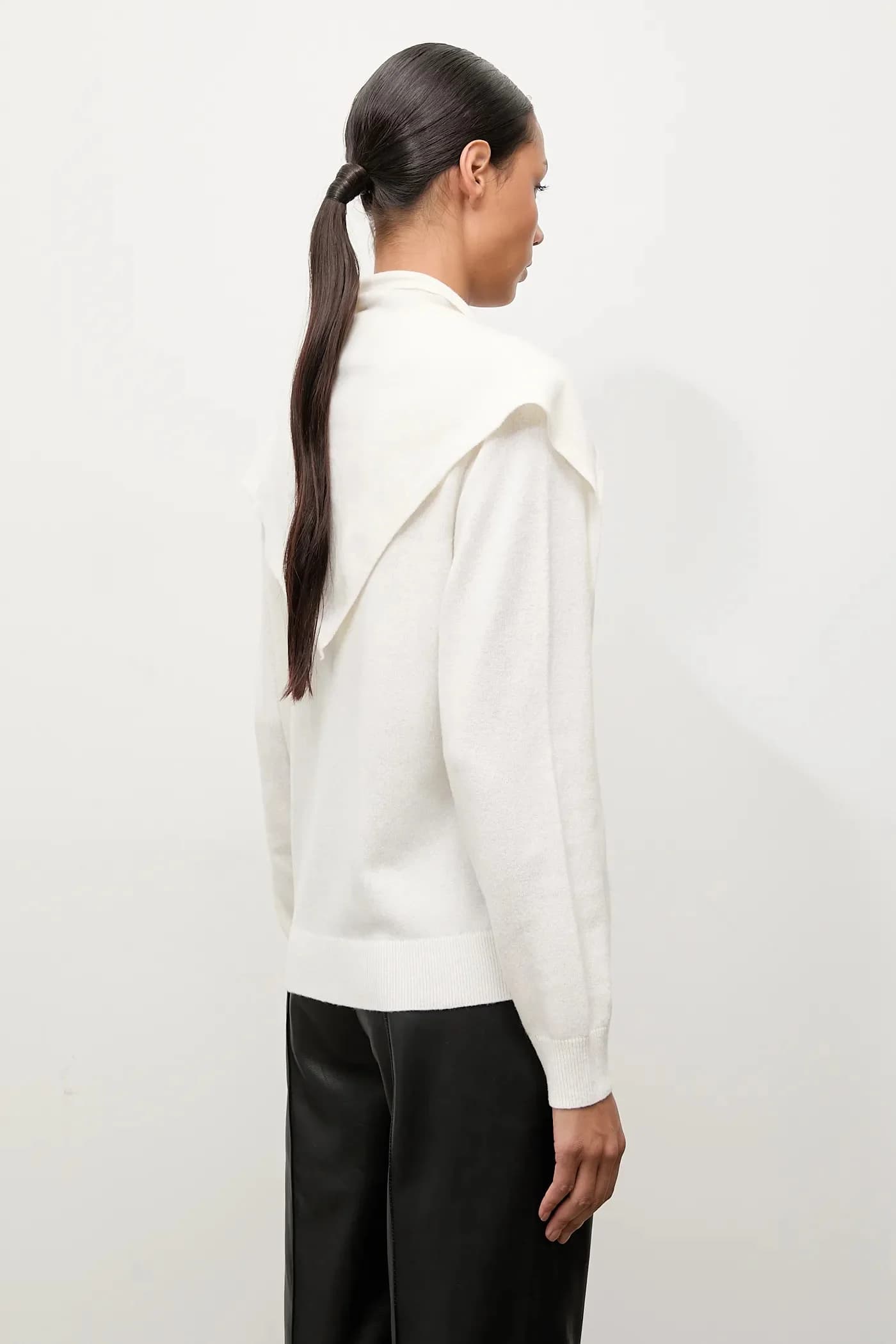 Свитер из мериносовой шерсти с шарфом - фото 3