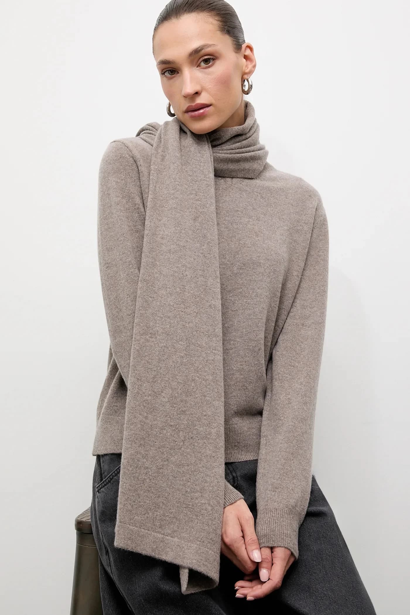 Свитер из мериносовой шерсти с шарфом