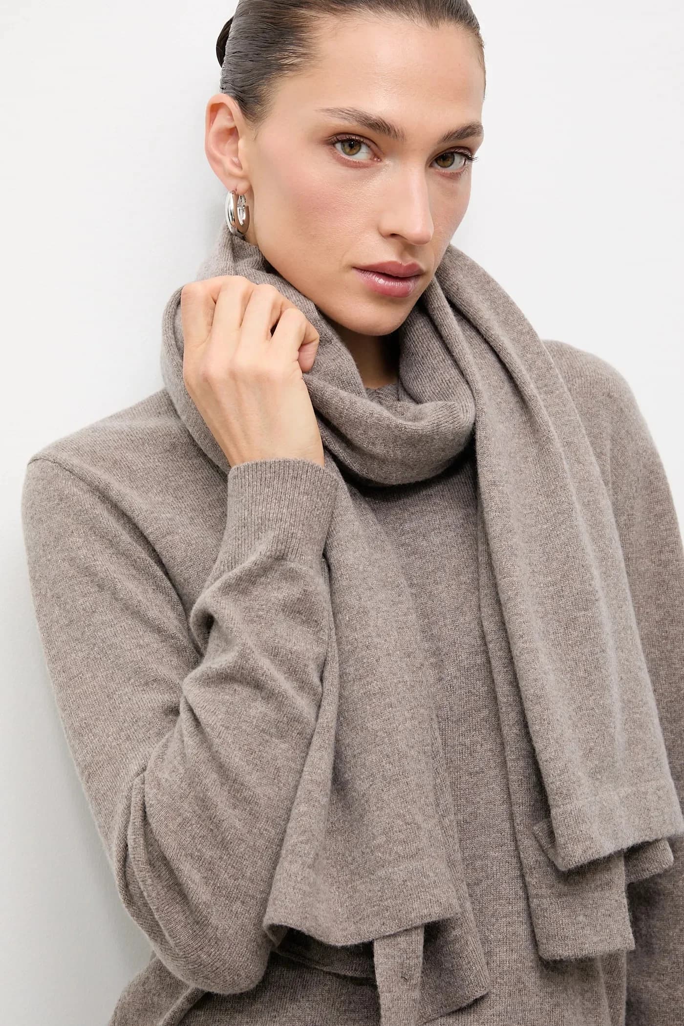 Свитер из мериносовой шерсти с шарфом - фото 5